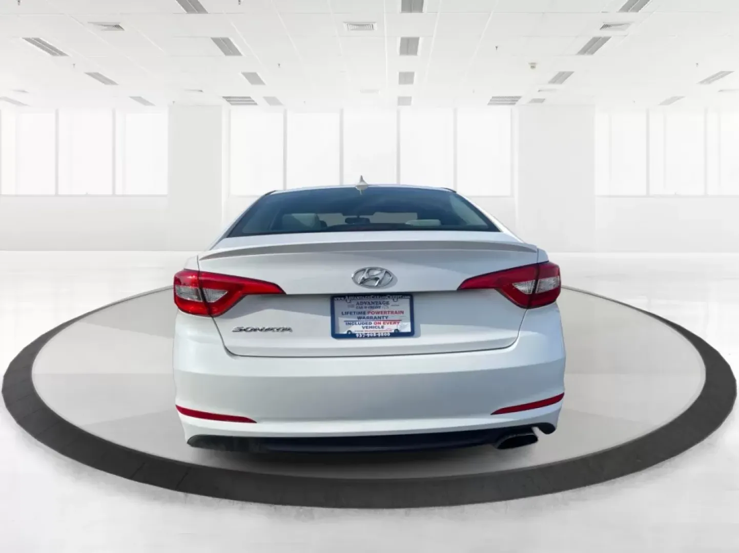 2017 Hyundai Sonata Base (5NPE24AF6HH) with an Other engine, located at 1230 East Main St, Xenia, OH, 45385, (937) 908-9800, 39.688026, -83.910172 - **Experience Comfort and Reliability with the 2017 Hyundai Sonata at Advantage Car and Credit!**<br /> <br /> Are you looking for a dependable sedan that seamlessly fits into your active lifestyle? Whether you're commuting to work, running errands around Fairborn, or making weekend getaways with fri - Photo#3