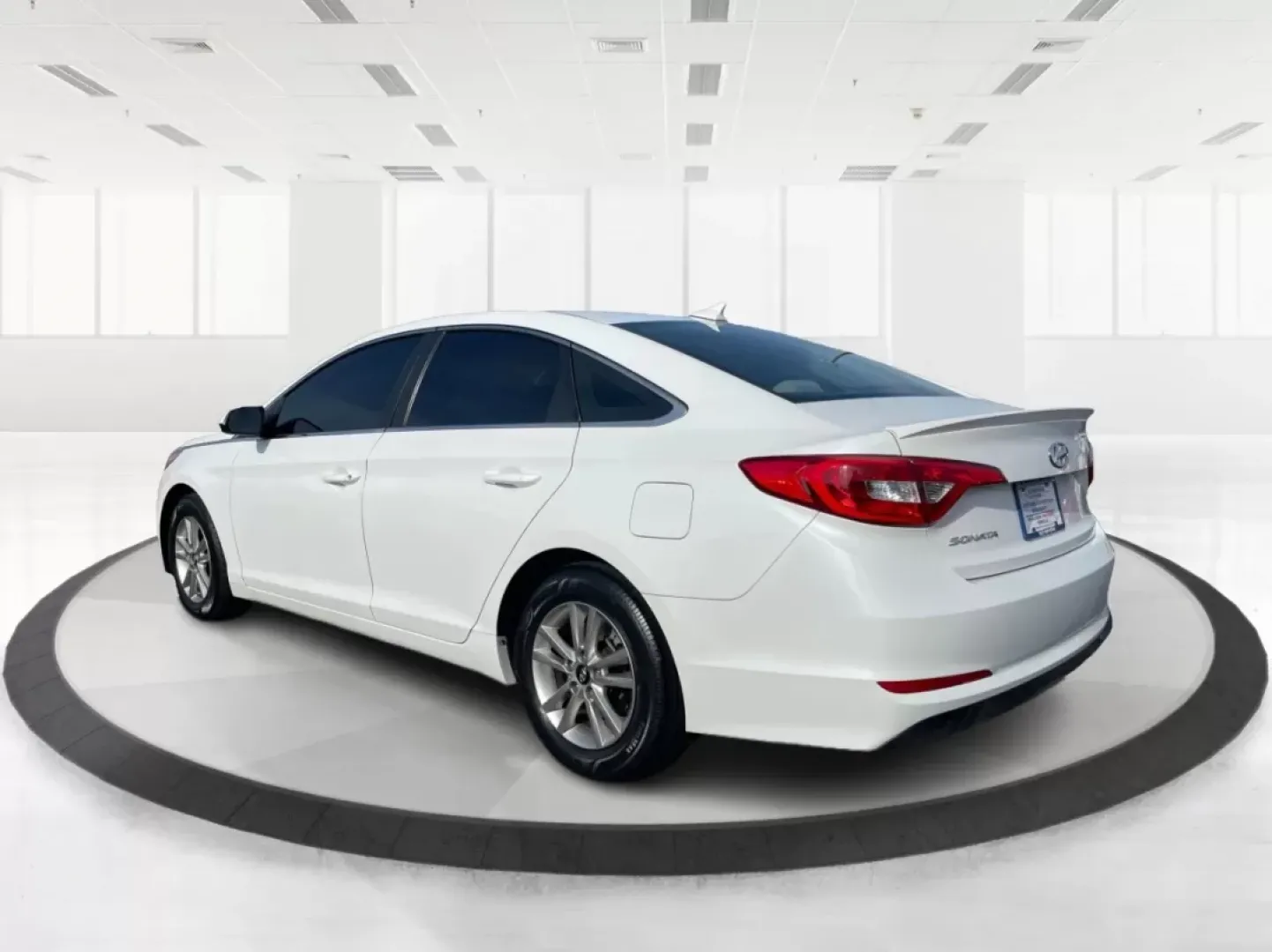 2017 Hyundai Sonata Base (5NPE24AF6HH) with an Other engine, located at 1230 East Main St, Xenia, OH, 45385, (937) 908-9800, 39.688026, -83.910172 - **Experience Comfort and Reliability with the 2017 Hyundai Sonata at Advantage Car and Credit!**<br /> <br /> Are you looking for a dependable sedan that seamlessly fits into your active lifestyle? Whether you're commuting to work, running errands around Fairborn, or making weekend getaways with fri - Photo#4