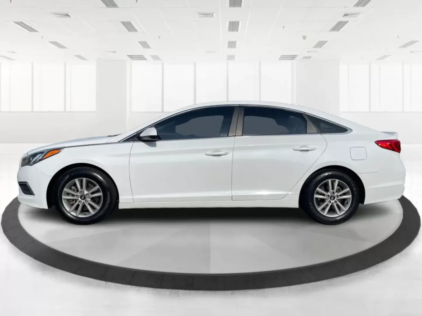2017 Hyundai Sonata Base (5NPE24AF6HH) with an Other engine, located at 1230 East Main St, Xenia, OH, 45385, (937) 908-9800, 39.688026, -83.910172 - **Experience Comfort and Reliability with the 2017 Hyundai Sonata at Advantage Car and Credit!**<br /> <br /> Are you looking for a dependable sedan that seamlessly fits into your active lifestyle? Whether you're commuting to work, running errands around Fairborn, or making weekend getaways with fri - Photo#5
