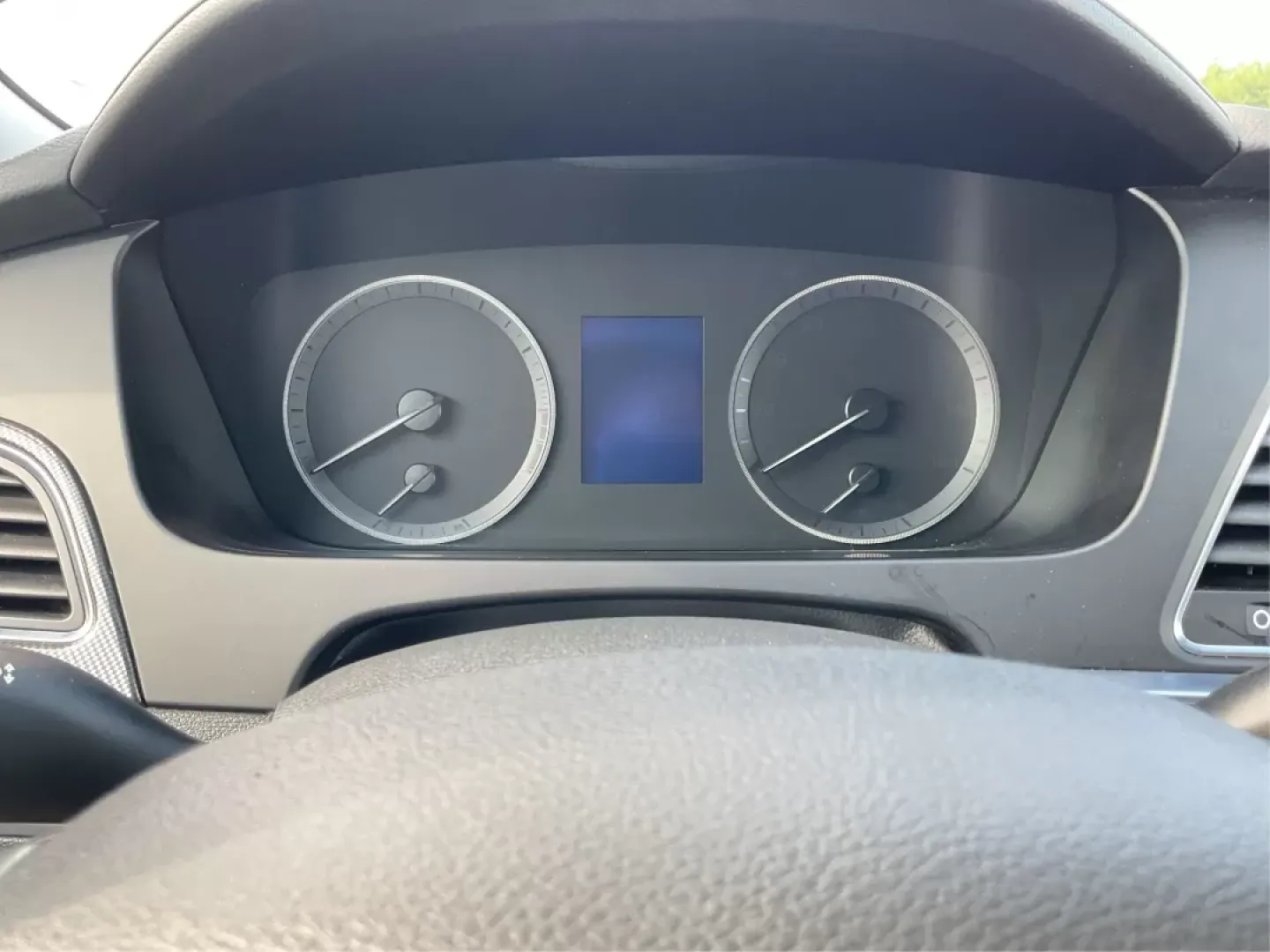 2017 Hyundai Sonata Sport (5NPE34AF9HH) with an 2.4L I-4 gasoline direct injection engine, located at 1230 East Main St, Xenia, OH, 45385, (937) 908-9800, 39.688026, -83.910172 - **Drive Your Dreams with the 2017 Hyundai Sonata Sport at Advantage Car and Credit!**<br /> <br /> Are you searching for the perfect vehicle that seamlessly blends style, comfort, and reliability? Look no further! The 2017 Hyundai Sonata Sport is not just a sedan; it's a lifestyle upgrade. Whether y - Photo#15