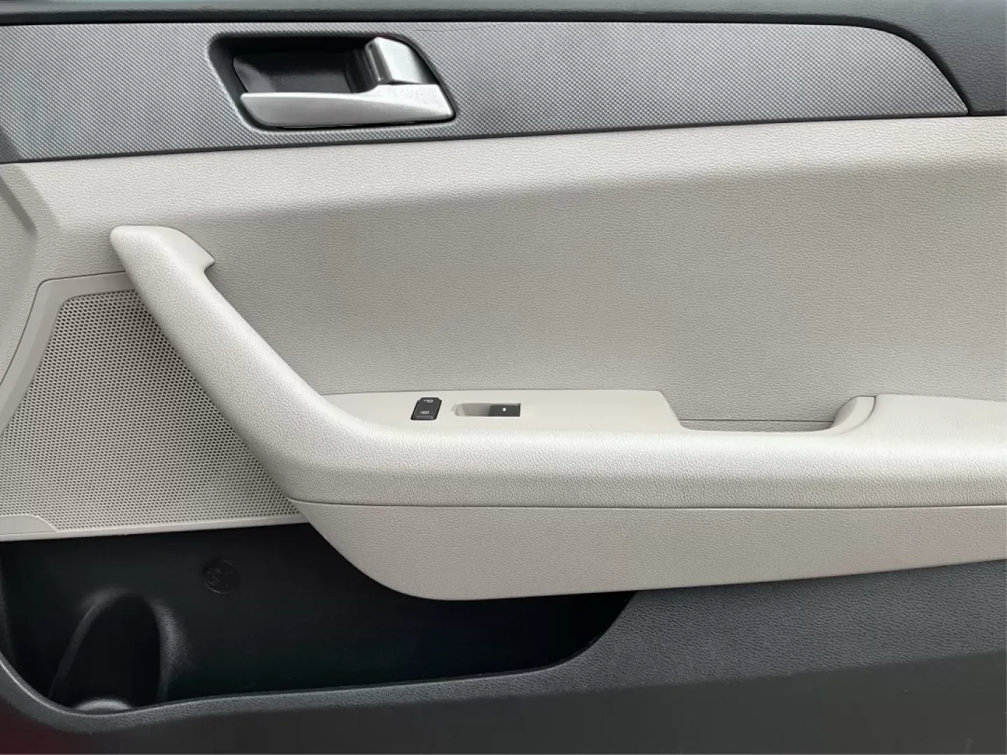 2017 Hyundai Sonata Base/SE (5NPE24AF8HH) with an Other engine, located at 1951 S Dayton Lakeview Rd., New Carlisle, OH, 45344, (937) 908-9800, 39.890999, -84.050255 - **Discover Your Next Adventure with the 2017 Hyundai Sonata at Advantage Car and Credit!**<br /> <br /> Are you in the market for a reliable sedan that effortlessly combines comfort, style, and functionality? Look no further than the 2017 Hyundai Sonata, available now at Advantage Car and Credit in - Photo#18
