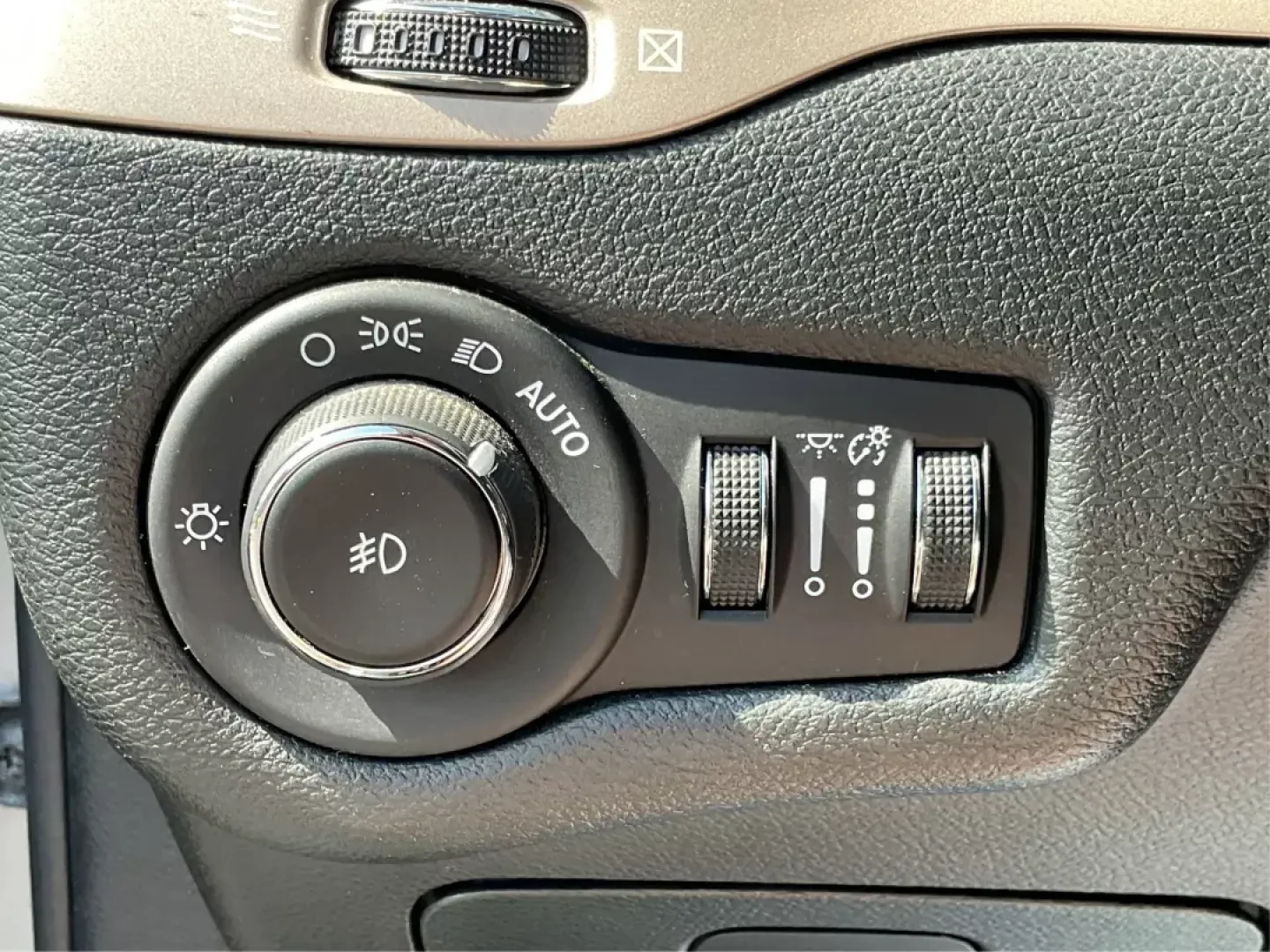 2017 Jeep Cherokee Limited 4x4 (1C4PJMDB5HW) with an Other engine, located at 8750 N County Rd 25A, Piqua, OH, 45356, (937) 908-9800, 40.164391, -84.232513 - **Adventure Awaits with the 2017 Jeep Cherokee Limited 4x4: Your Perfect Family Crossover!**<br /> <br /> Discover the ultimate blend of style, comfort, and performance with the 2017 Jeep Cherokee Limited 4x4, available now at Advantage Car and Credit in Fairborn, OH. This vehicle is designed for th - Photo#16
