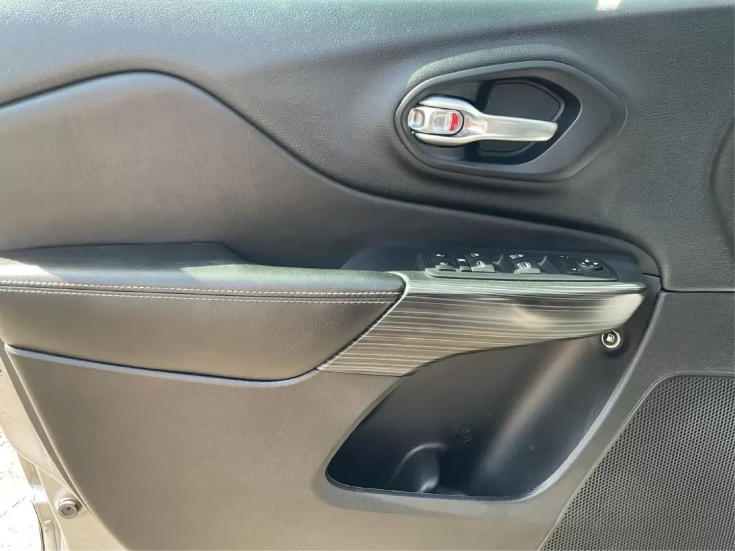 2017 Jeep Cherokee Limited 4x4 (1C4PJMDB5HW) with an Other engine, located at 401 Woodman Dr, Riverside, OH, 45431, (937) 908-9800, 39.760899, -84.123421 - **Adventure Awaits with the 2017 Jeep Cherokee Limited 4x4: Your Perfect Family Crossover!**<br /> <br /> Discover the ultimate blend of style, comfort, and performance with the 2017 Jeep Cherokee Limited 4x4, available now at Advantage Car and Credit in Fairborn, OH. This vehicle is designed for th - Photo#19