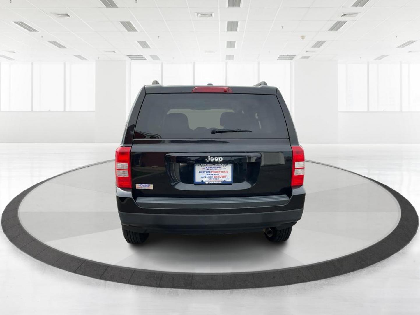 2017 Jeep Patriot Sport FWD (1C4NJPBAXHD) with an 2.4L I-4 DOHC engine, located at 4508 South Dixie Dr, Moraine, OH, 45439, (937) 908-9800, 39.689976, -84.218452 - 2017 Jeep Patriot Sport FWD - Photo#3