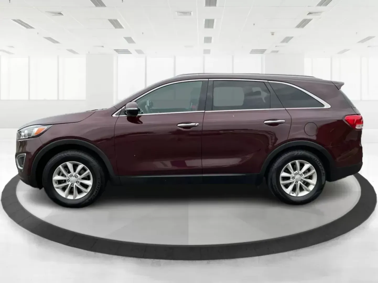 2017 Kia Sorento 3.3L LX (5XYPG4A53HG) with an Lambda II 3.3L V-6 gasoline direct injection engine, located at 880 E. National Road, Vandalia, OH, 45377, (937) 908-9800, 39.891918, -84.183594 - ### Discover the Versatile 2017 Kia Sorento at Advantage Car and Credit: Your Go-To BHPH Dealership in Fairborn, OH!<br /> <br /> Are you searching for a family-friendly SUV that can accommodate all your adventures? Look no further! The 2017 Kia Sorento, available at Advantage Car and Credit in Fair - Photo#5