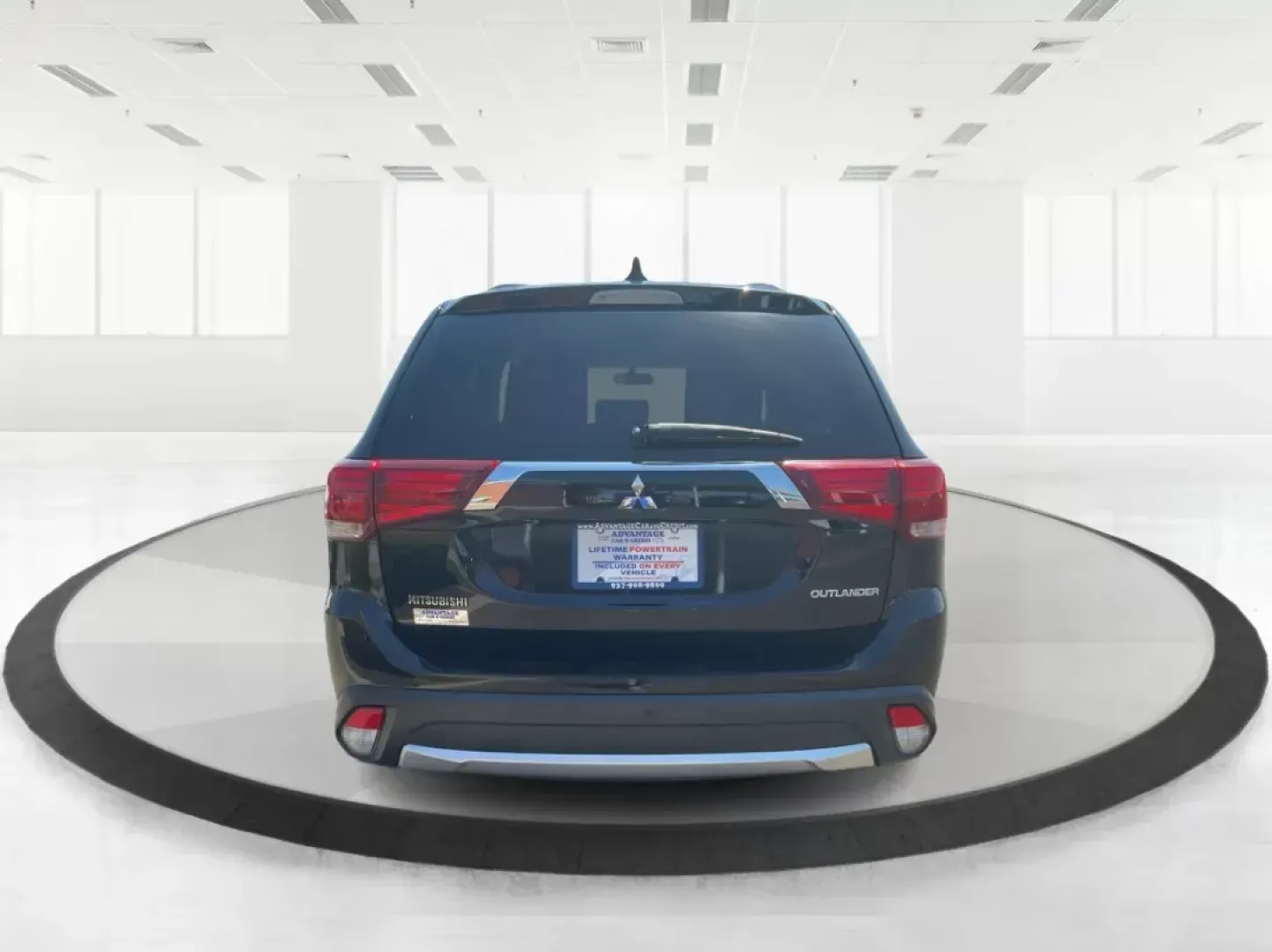 2017 Mitsubishi Outlander ES (JA4AD2A34HZ) with an 2.4L I-4 variable valve control engine, located at 1230 East Main St, Xenia, OH, 45385, (937) 908-9800, 39.688026, -83.910172 - **Adventure Awaits with the 2017 Mitsubishi Outlander ES Your Ideal Family SUV!**<br /> <br /> Are you on the hunt for a versatile and reliable SUV that can handle your growing family's needs while also being budget-friendly? Look no further! At Advantage Car and Credit in Fairborn, OH, we present - Photo#3
