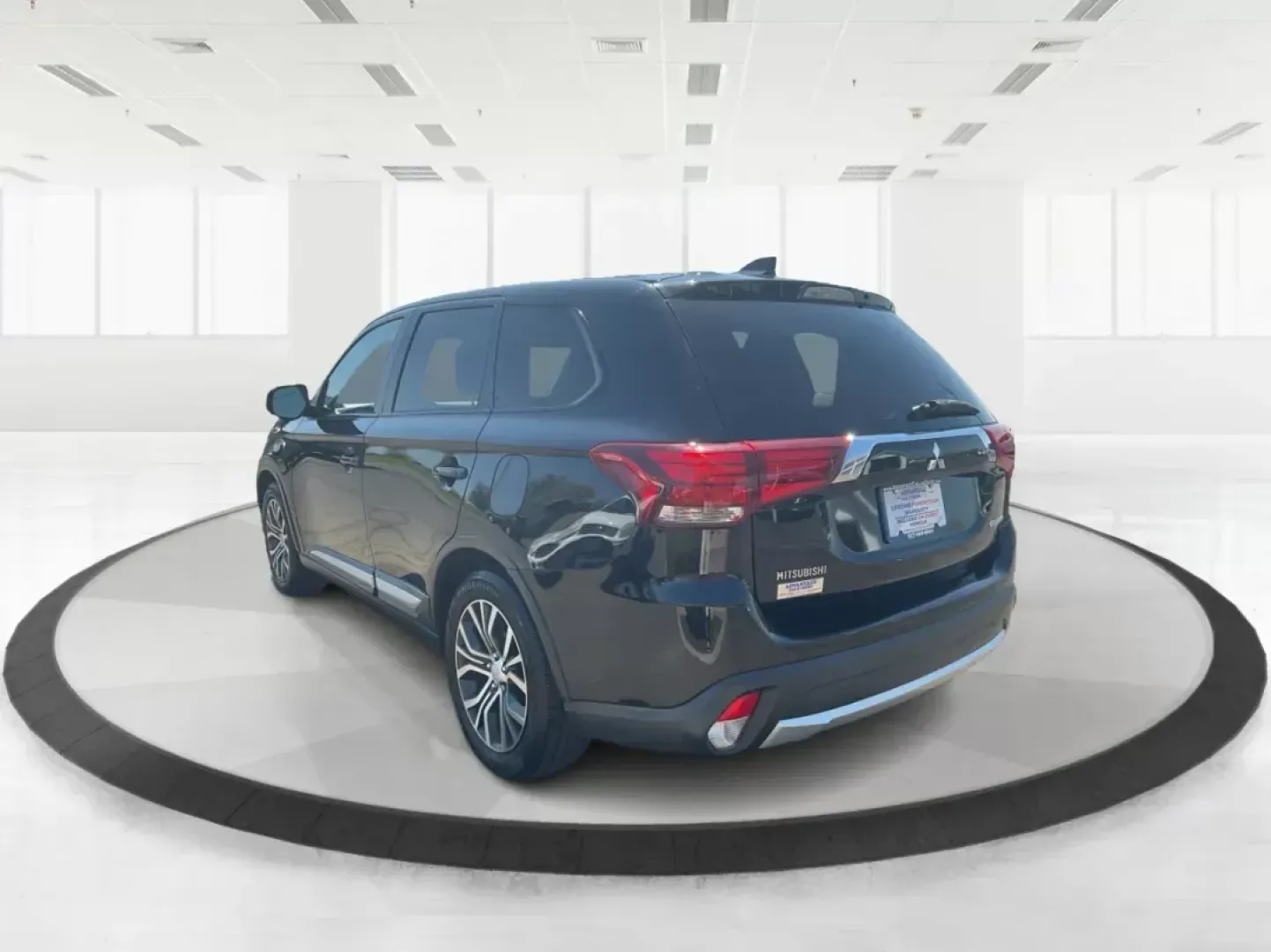 2017 Mitsubishi Outlander ES (JA4AD2A34HZ) with an 2.4L I-4 variable valve control engine, located at 1230 East Main St, Xenia, OH, 45385, (937) 908-9800, 39.688026, -83.910172 - **Adventure Awaits with the 2017 Mitsubishi Outlander ES Your Ideal Family SUV!**<br /> <br /> Are you on the hunt for a versatile and reliable SUV that can handle your growing family's needs while also being budget-friendly? Look no further! At Advantage Car and Credit in Fairborn, OH, we present - Photo#4
