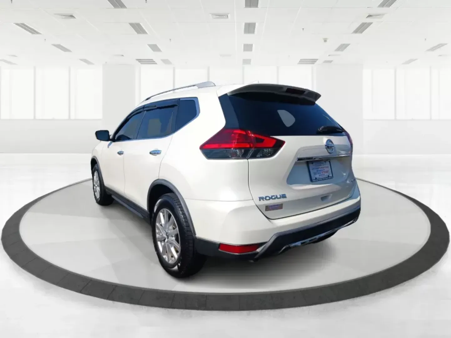 2017 Nissan Rogue SV AWD (KNMAT2MV9HP) with an 2.5L L4 DOHC 16V engine, Continuously Variable Transmission transmission, located at 1184 Kauffman Ave, Fairborn, OH, 45324, (937) 908-9800, 39.807072, -84.030914 - 2017 Nissan Rogue SV AWD - Photo#5