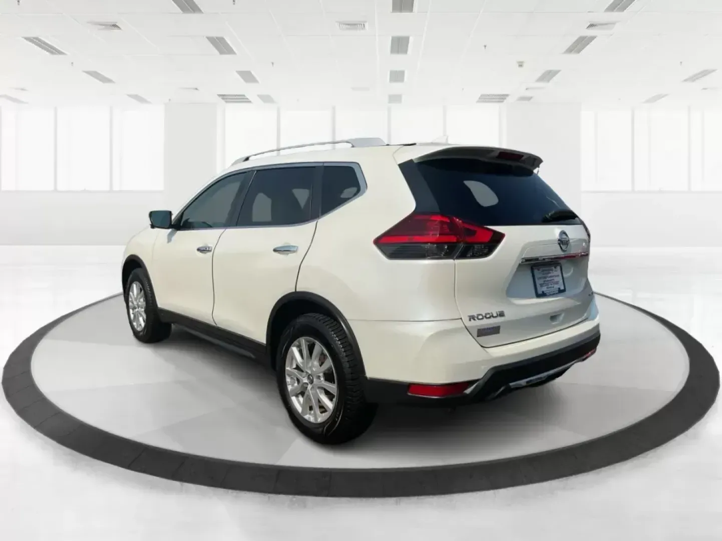 2017 Nissan Rogue SV (5N1AT2MV3HC) with an 2.5L I-4 DOHC engine, located at 1099 N County Rd 25A, Troy, OH, 45373, (937) 908-9800, 40.057079, -84.212883 - 2017 Nissan Rogue SV - Photo#4