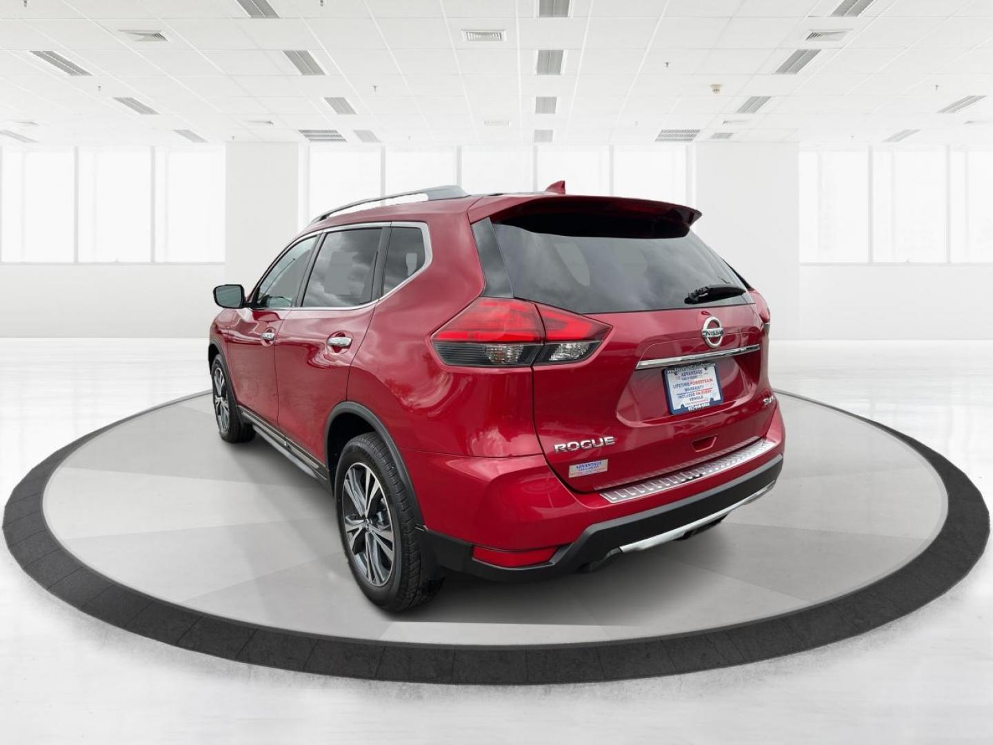 2017 Nissan Rogue SL (JN8AT2MV2HW) with an 2.5L I-4 DOHC engine, located at 4508 South Dixie Dr, Moraine, OH, 45439, (937) 908-9800, 39.689976, -84.218452 - 2017 Nissan Rogue SL - Photo#4