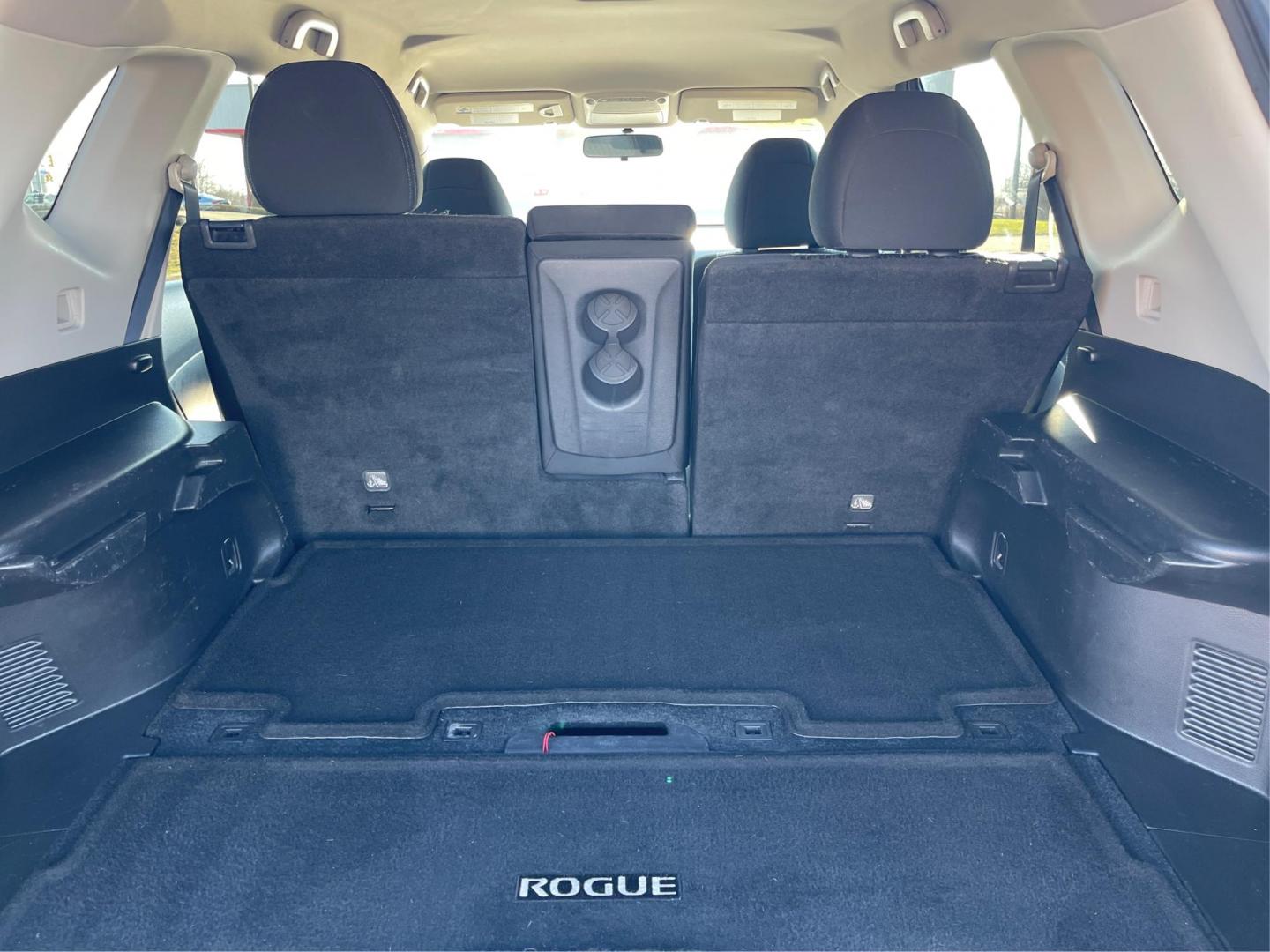 2017 Nissan Rogue SV AWD (KNMAT2MV1HP) with an 2.5L L4 DOHC 16V engine, Continuously Variable Transmission transmission, located at 1230 East Main St, Xenia, OH, 45385, (937) 908-9800, 39.688026, -83.910172 - 2017 Nissan Rogue SV AWD - Photo#11