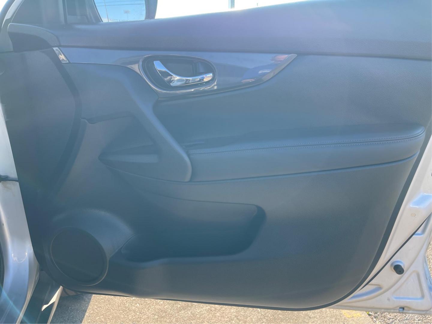 2017 Nissan Rogue SV AWD (KNMAT2MV1HP) with an 2.5L L4 DOHC 16V engine, Continuously Variable Transmission transmission, located at 1230 East Main St, Xenia, OH, 45385, (937) 908-9800, 39.688026, -83.910172 - 2017 Nissan Rogue SV AWD - Photo#19