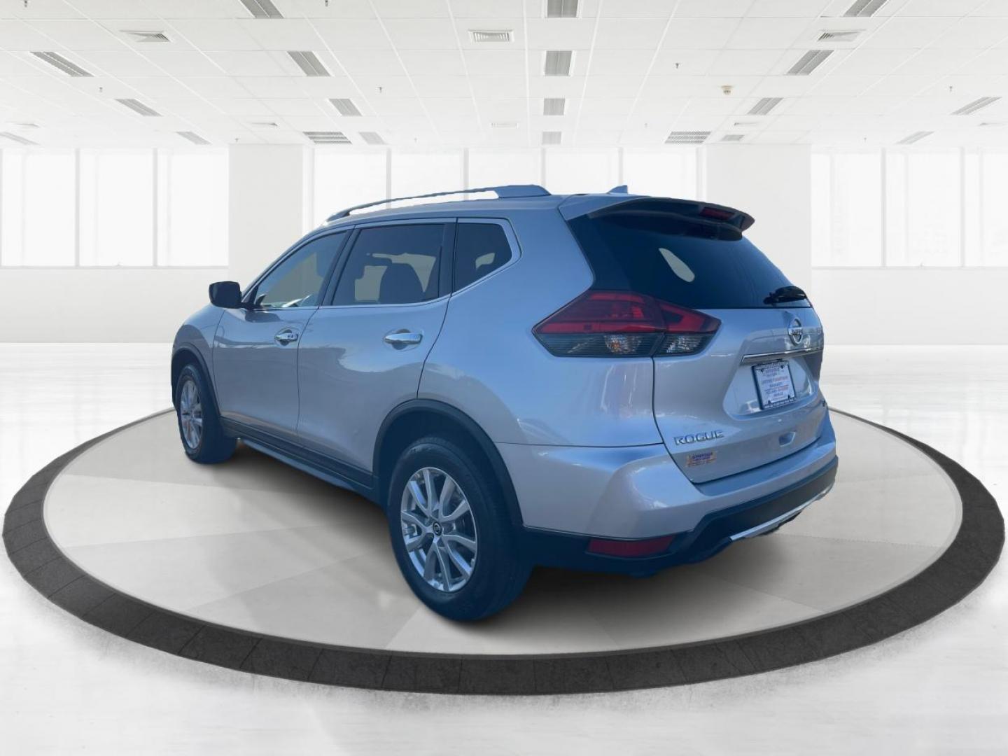 2017 Nissan Rogue SV AWD (KNMAT2MV1HP) with an 2.5L L4 DOHC 16V engine, Continuously Variable Transmission transmission, located at 1230 East Main St, Xenia, OH, 45385, (937) 908-9800, 39.688026, -83.910172 - 2017 Nissan Rogue SV AWD - Photo#4