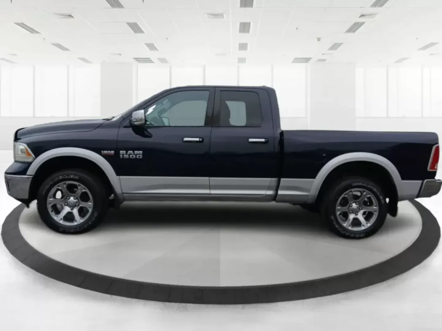 2017 Ram 1500 Laramie Quad Cab 4WD (1C6RR7JT1HS) with an 5.7L V8 OHV 16V engine, 8-Speed Automatic transmission, located at 1184 Kauffman Ave, Fairborn, OH, 45324, (937) 908-9800, 39.807072, -84.030914 - 2017 Ram 1500 Laramie Quad Cab 4WD - Photo#5