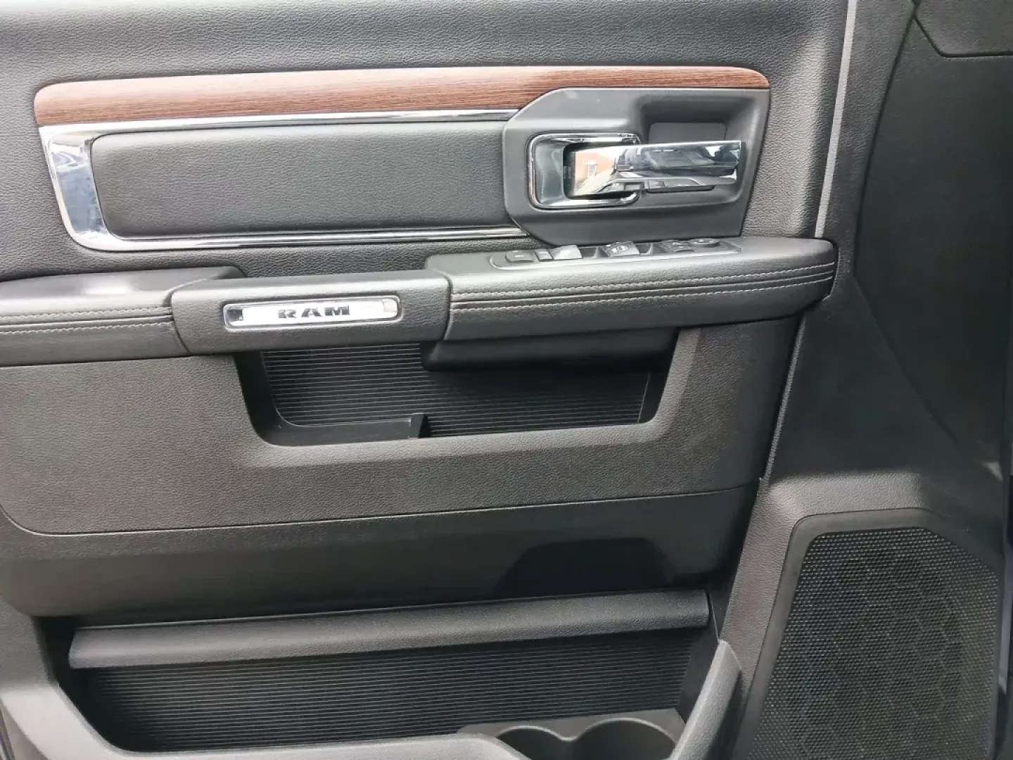 2017 Ram 1500 Laramie Quad Cab 4WD (1C6RR7JT1HS) with an 5.7L V8 OHV 16V engine, 8-Speed Automatic transmission, located at 1184 Kauffman Ave, Fairborn, OH, 45324, (937) 908-9800, 39.807072, -84.030914 - 2017 Ram 1500 Laramie Quad Cab 4WD - Photo#17