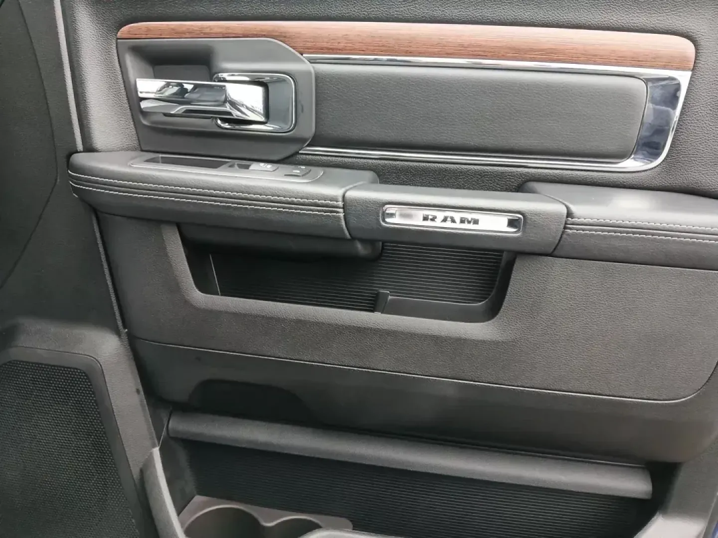 2017 Ram 1500 Laramie Quad Cab 4WD (1C6RR7JT1HS) with an 5.7L V8 OHV 16V engine, 8-Speed Automatic transmission, located at 1184 Kauffman Ave, Fairborn, OH, 45324, (937) 908-9800, 39.807072, -84.030914 - 2017 Ram 1500 Laramie Quad Cab 4WD - Photo#18
