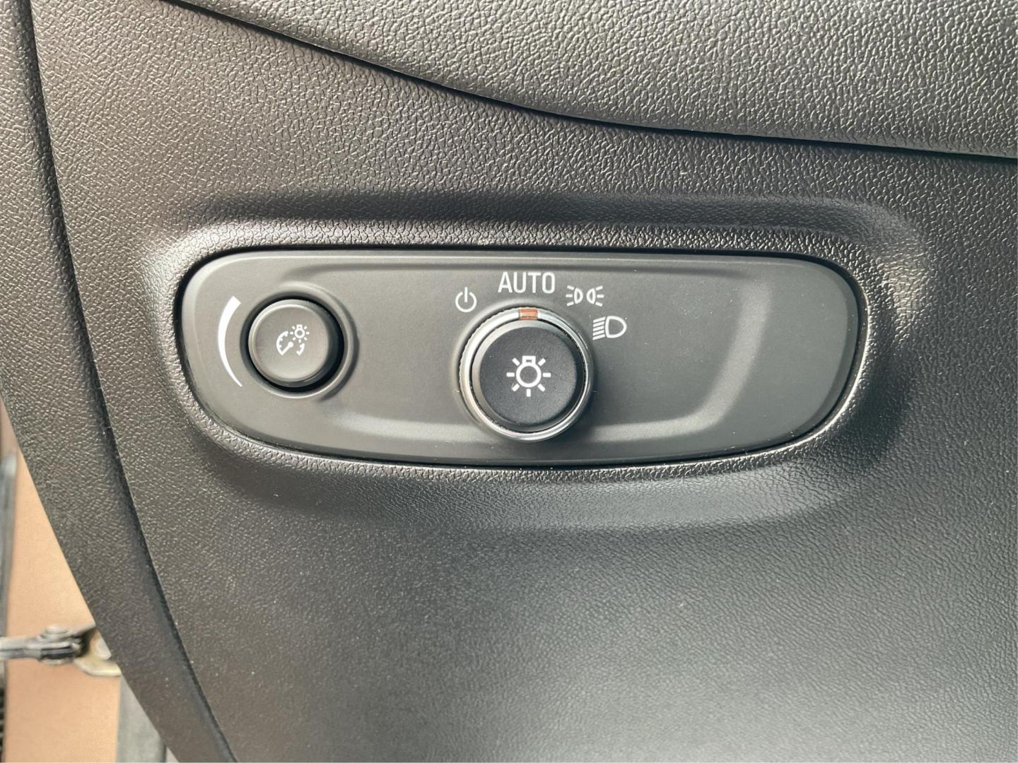 2018 Chevrolet Equinox LT AWD (2GNAXSEV5J6) with an 1.5L L4 DOHC 16V TURBO engine, 6-Speed Automatic transmission, located at 4508 South Dixie Dr, Moraine, OH, 45439, (937) 908-9800, 39.689976, -84.218452 - 2018 Chevrolet Equinox LT AWD - Photo#16