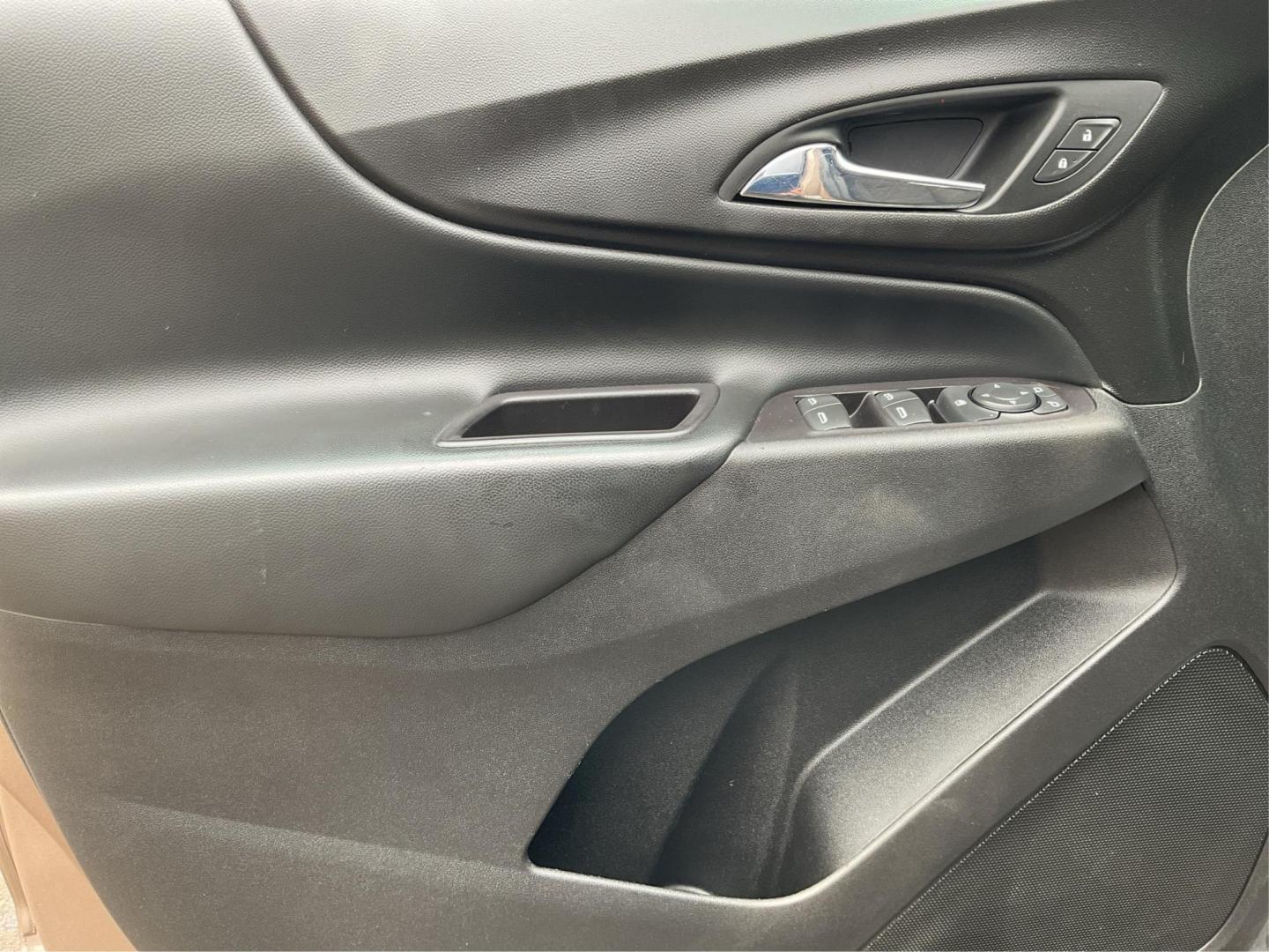 2018 Chevrolet Equinox LT AWD (2GNAXSEV5J6) with an 1.5L L4 DOHC 16V TURBO engine, 6-Speed Automatic transmission, located at 4508 South Dixie Dr, Moraine, OH, 45439, (937) 908-9800, 39.689976, -84.218452 - 2018 Chevrolet Equinox LT AWD - Photo#18