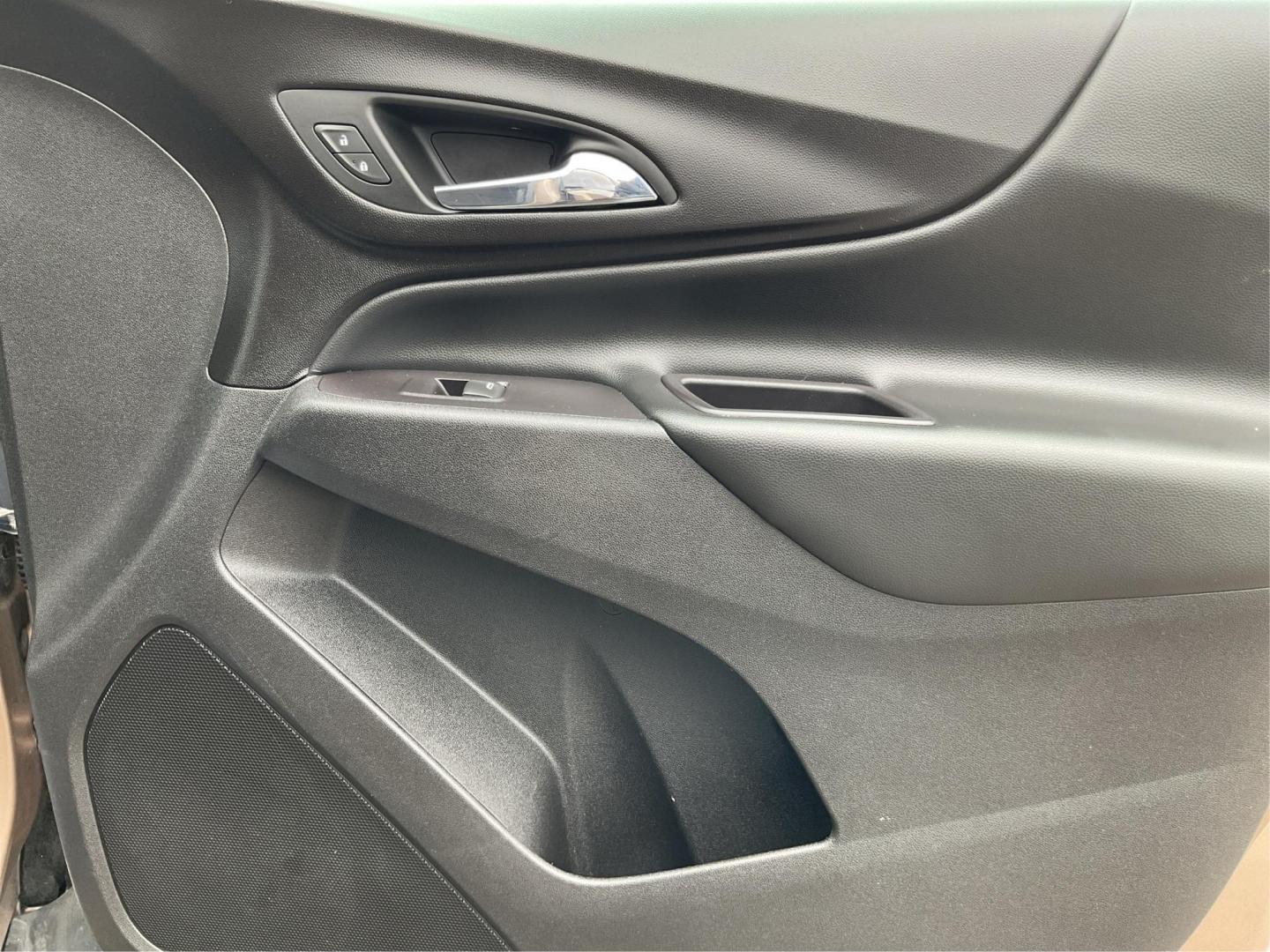 2018 Chevrolet Equinox LT AWD (2GNAXSEV5J6) with an 1.5L L4 DOHC 16V TURBO engine, 6-Speed Automatic transmission, located at 4508 South Dixie Dr, Moraine, OH, 45439, (937) 908-9800, 39.689976, -84.218452 - 2018 Chevrolet Equinox LT AWD - Photo#19