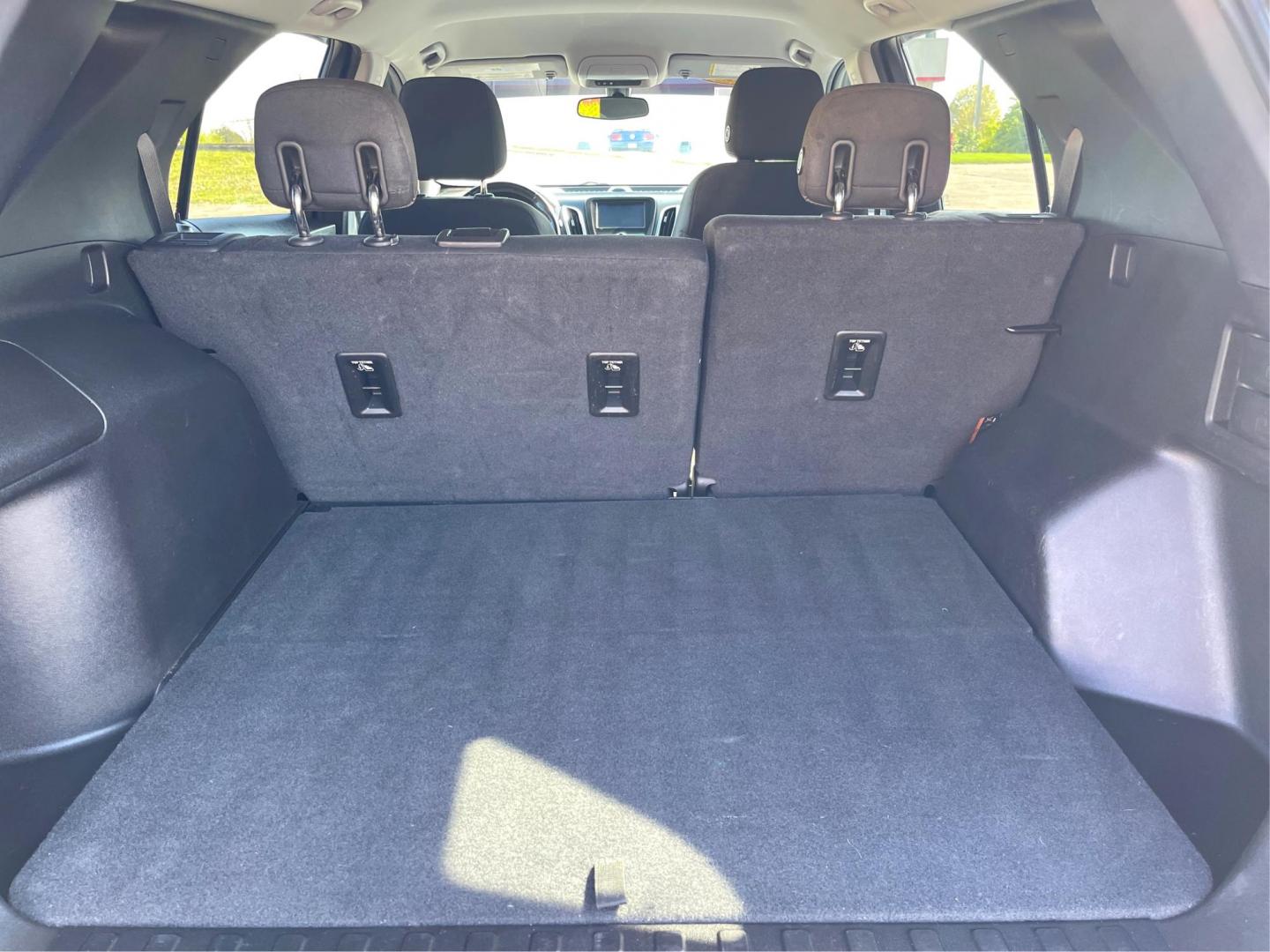 2018 Chevrolet Equinox LT 2WD (2GNAXJEV1J6) with an 1.5L L4 DIR DOHC 16V TURBO engine, 6-Speed Automatic transmission, located at 1230 East Main St, Xenia, OH, 45385, (937) 908-9800, 39.688026, -83.910172 - One Owner - Photo#10