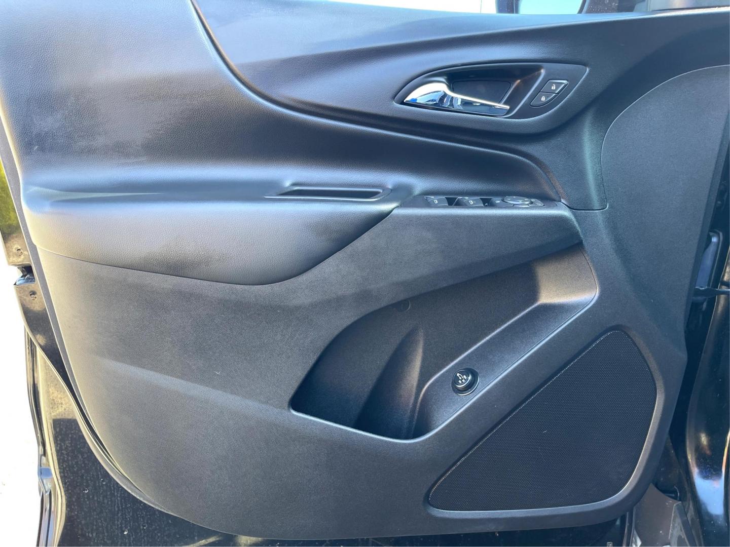 2018 Chevrolet Equinox LT 2WD (2GNAXJEV1J6) with an 1.5L L4 DIR DOHC 16V TURBO engine, 6-Speed Automatic transmission, located at 1230 East Main St, Xenia, OH, 45385, (937) 908-9800, 39.688026, -83.910172 - One Owner - Photo#17