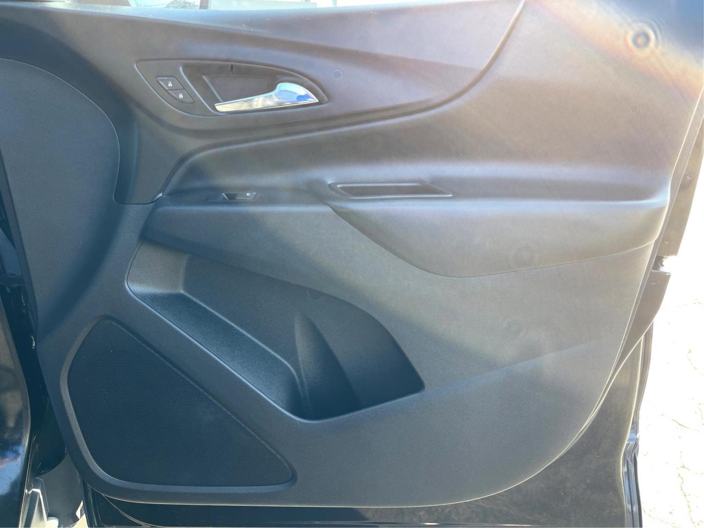 2018 Chevrolet Equinox LT 2WD (2GNAXJEV1J6) with an 1.5L L4 DIR DOHC 16V TURBO engine, 6-Speed Automatic transmission, located at 1230 East Main St, Xenia, OH, 45385, (937) 908-9800, 39.688026, -83.910172 - One Owner - Photo#18