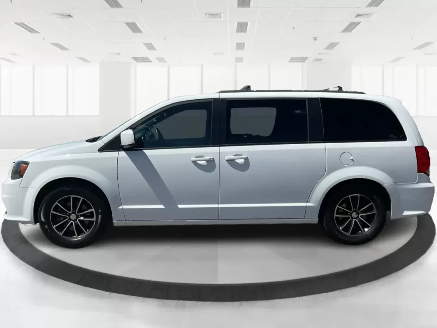2018 Dodge Grand Caravan GT (2C4RDGEGXJR) with an Pentastar 3.6L V-6 DOHC engine, located at 8750 N County Rd 25A, Piqua, OH, 45356, (937) 908-9800, 40.164391, -84.232513 - **Discover the Ultimate Family Adventure Vehicle: 2018 Dodge Grand Caravan GT**<br /> <br /> Are you searching for a reliable and spacious vehicle that seamlessly fits your family's active lifestyle? Look no further than this 2018 Dodge Grand Caravan GT, available now at Advantage Car and Credit in - Photo#5