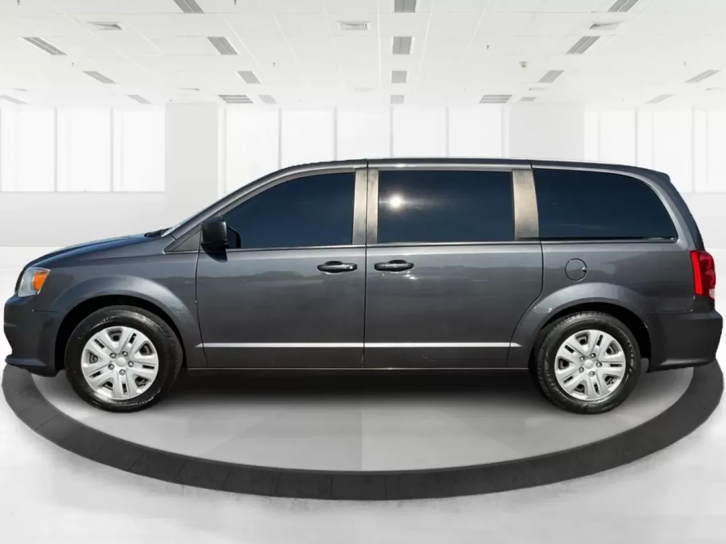 2018 Dodge Grand Caravan SE (2C4RDGBG5JR) with an Pentastar 3.6L V-6 DOHC engine, located at 880 E. National Road, Vandalia, OH, 45377, (937) 908-9800, 39.891918, -84.183594 - **Explore the Open Road in Style with the 2018 Dodge Grand Caravan Perfect for Families on the Go!**<br /> <br /> Are you searching for a reliable vehicle that caters to your family's needs while offering comfort and versatility? Look no further than the 2018 Dodge Grand Caravan SE, available now a - Photo#5