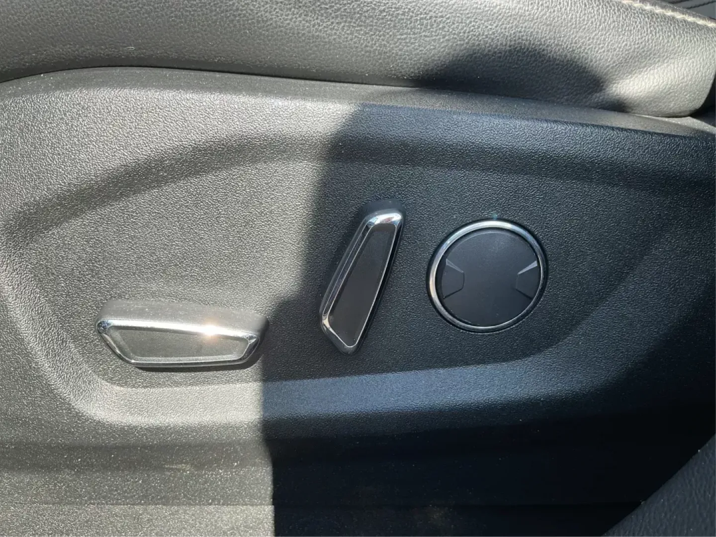2018 Ford Edge SEL (2FMPK4J8XJB) with an 3.5L V-6 DOHC engine, located at 401 Woodman Dr, Riverside, OH, 45431, (937) 908-9800, 39.760899, -84.123421 - **Explore New Adventures with the 2018 Ford Edge SEL at Advantage Car and Credit!**<br /> <br /> Are you ready to elevate your driving experience? Whether you're carting the kids to soccer practice, planning a weekend getaway, or simply commuting to work, the 2018 Ford Edge SEL offers both style and - Photo#16