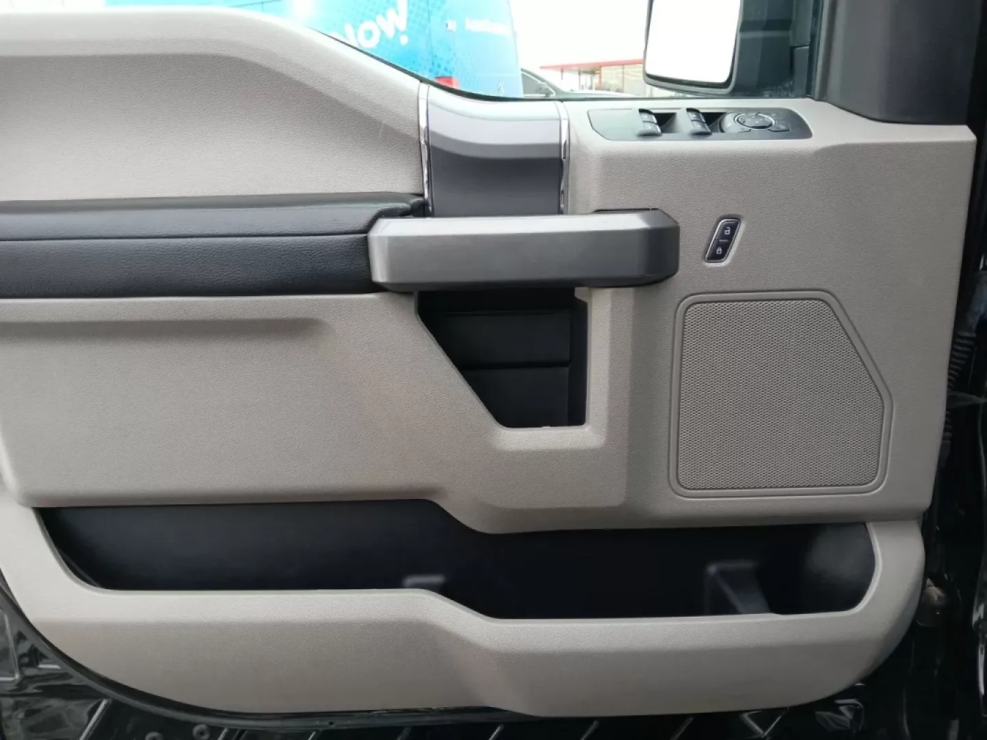 2018 Ford F-150 XLT SuperCrew 5.5-ft. Bed 4WD (1FTEW1E52JF) with an 5.0L V8 OHV 32V engine, 6-Speed Automatic transmission, located at 1099 N County Rd 25A, Troy, OH, 45373, (937) 908-9800, 40.057079, -84.212883 - Are you ready to elevate your daily commute or weekend adventures? Look no further than this striking 2018 Ford F-150 XLT SuperCrew located at Advantage Car and Credit in Fairborn, OH. Whether you're carting the kids to practice, hauling materials for your next DIY project, or exploring the great ou - Photo#18
