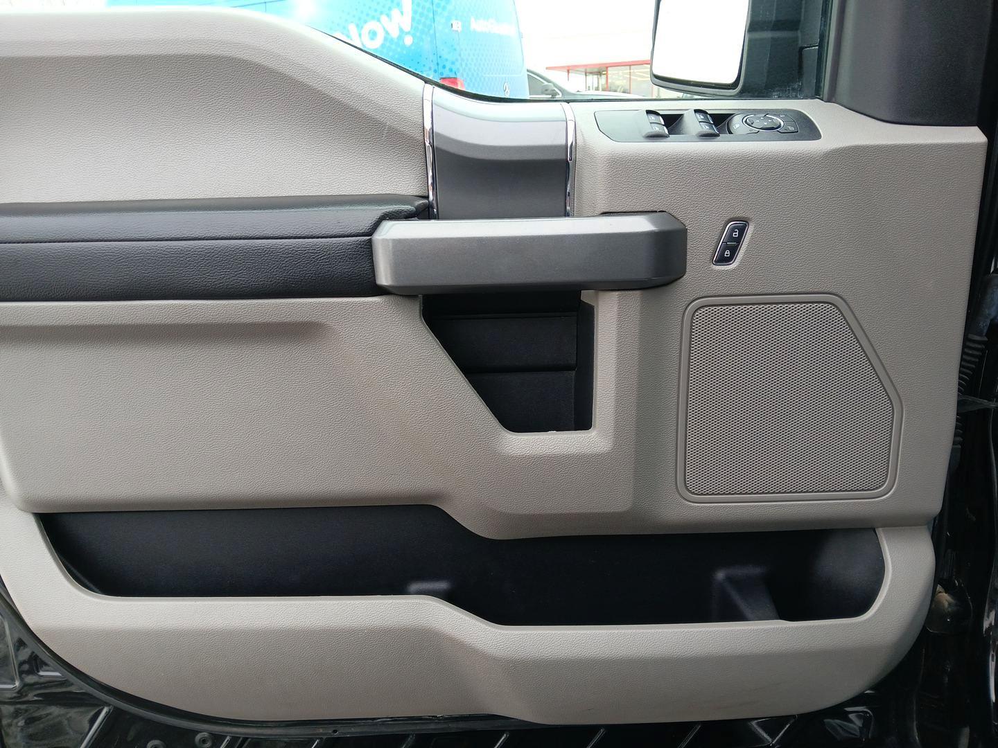 2018 Ford F-150 XLT SuperCrew 5.5-ft. Bed 4WD (1FTEW1E52JF) with an 5.0L V8 OHV 32V engine, 6-Speed Automatic transmission, located at 880 E. National Road, Vandalia, OH, 45377, (937) 908-9800, 39.891918, -84.183594 - One Owner - Photo#17