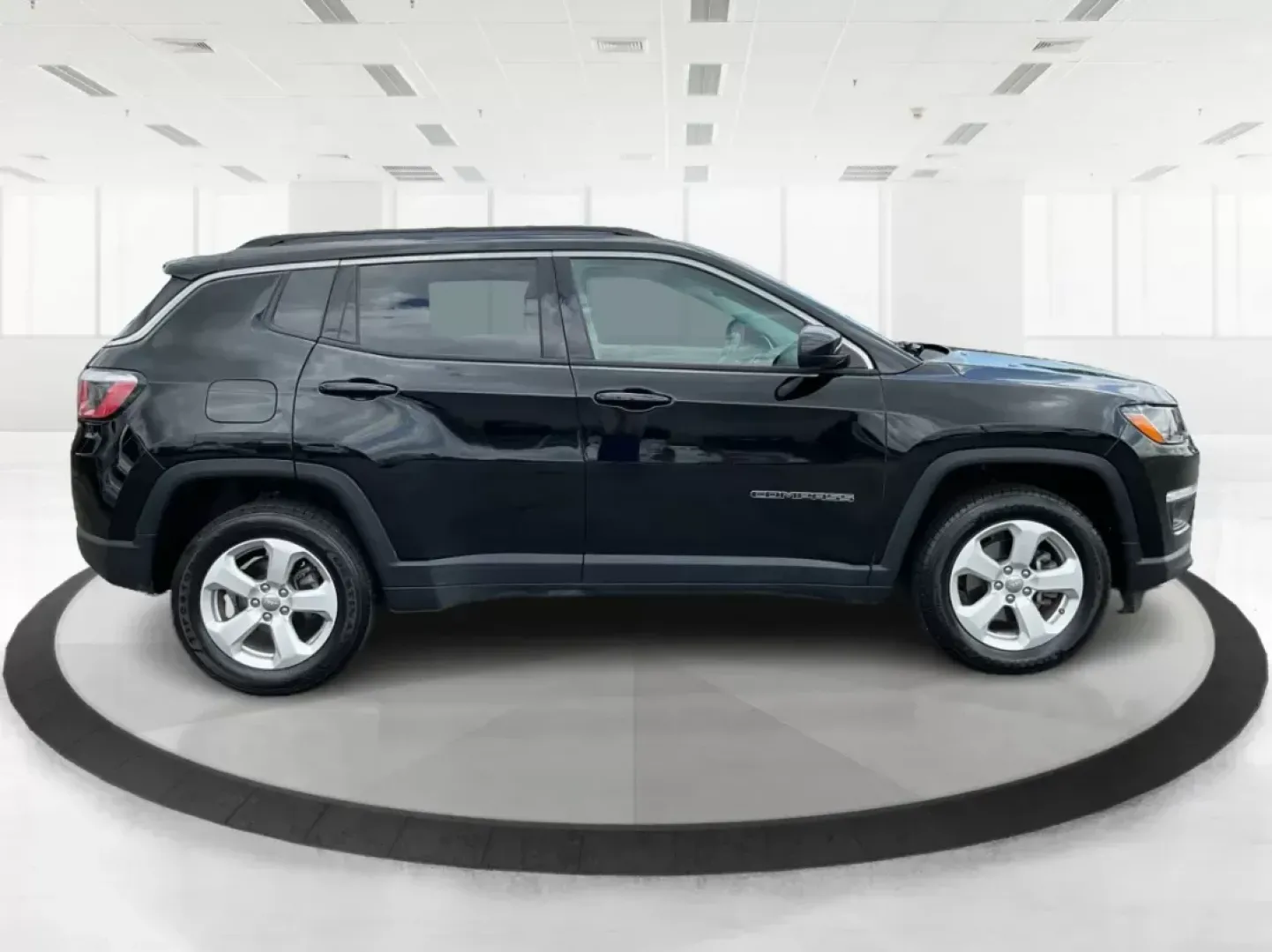 2018 Jeep Compass Latitude 4x4 (3C4NJDBB6JT) with an Other engine, located at 1230 East Main St, Xenia, OH, 45385, (937) 908-9800, 39.688026, -83.910172 - **Experience Adventure and Comfort with the 2018 Jeep Compass Latitude 4x4 at Advantage Car and Credit in Fairborn, OH!**<br /> <br /> Are you ready to embark on your next adventure? The 2018 Jeep Compass Latitude 4x4 is designed for those who crave exploration while keeping comfort at the forefront - Photo#1