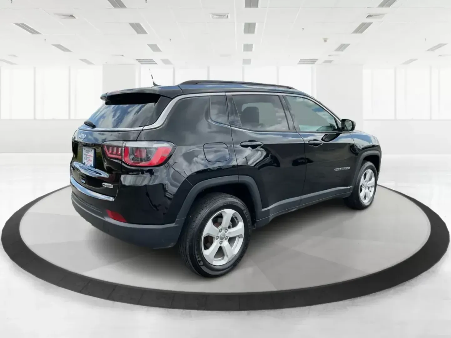 2018 Jeep Compass Latitude 4x4 (3C4NJDBB6JT) with an Other engine, located at 1230 East Main St, Xenia, OH, 45385, (937) 908-9800, 39.688026, -83.910172 - **Experience Adventure and Comfort with the 2018 Jeep Compass Latitude 4x4 at Advantage Car and Credit in Fairborn, OH!**<br /> <br /> Are you ready to embark on your next adventure? The 2018 Jeep Compass Latitude 4x4 is designed for those who crave exploration while keeping comfort at the forefront - Photo#2