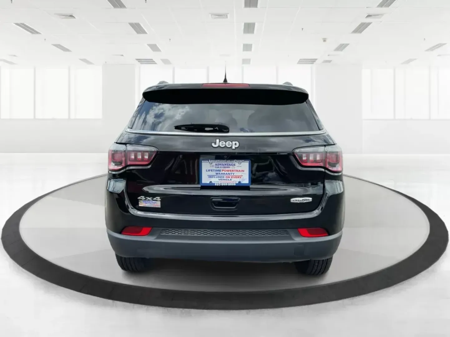 2018 Jeep Compass Latitude 4x4 (3C4NJDBB6JT) with an Other engine, located at 1230 East Main St, Xenia, OH, 45385, (937) 908-9800, 39.688026, -83.910172 - **Experience Adventure and Comfort with the 2018 Jeep Compass Latitude 4x4 at Advantage Car and Credit in Fairborn, OH!**<br /> <br /> Are you ready to embark on your next adventure? The 2018 Jeep Compass Latitude 4x4 is designed for those who crave exploration while keeping comfort at the forefront - Photo#3