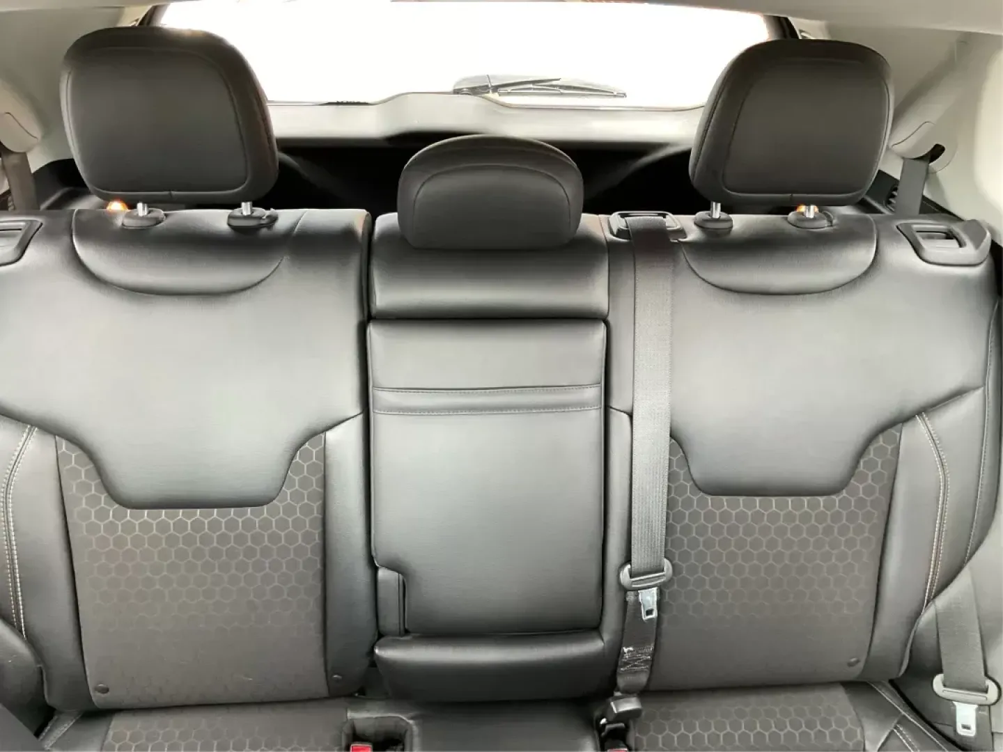 2018 Jeep Compass Latitude 4x4 (3C4NJDBB6JT) with an Other engine, located at 1230 East Main St, Xenia, OH, 45385, (937) 908-9800, 39.688026, -83.910172 - **Experience Adventure and Comfort with the 2018 Jeep Compass Latitude 4x4 at Advantage Car and Credit in Fairborn, OH!**<br /> <br /> Are you ready to embark on your next adventure? The 2018 Jeep Compass Latitude 4x4 is designed for those who crave exploration while keeping comfort at the forefront - Photo#13