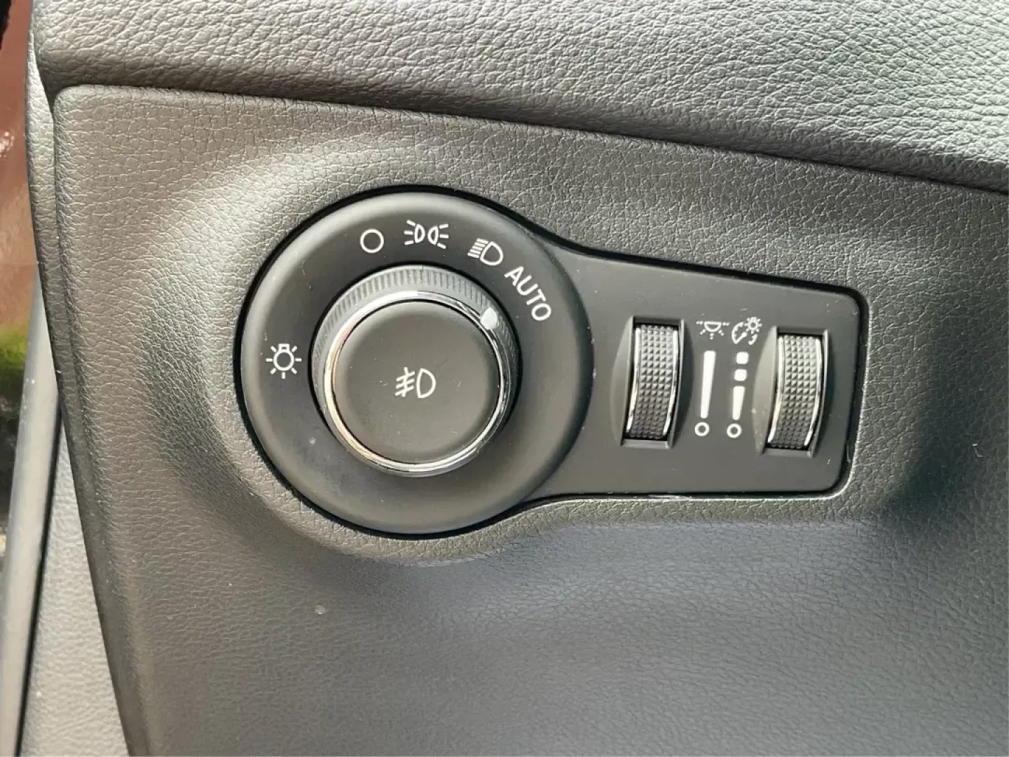 2018 Jeep Compass Latitude 4x4 (3C4NJDBB6JT) with an Other engine, located at 1230 East Main St, Xenia, OH, 45385, (937) 908-9800, 39.688026, -83.910172 - **Experience Adventure and Comfort with the 2018 Jeep Compass Latitude 4x4 at Advantage Car and Credit in Fairborn, OH!**<br /> <br /> Are you ready to embark on your next adventure? The 2018 Jeep Compass Latitude 4x4 is designed for those who crave exploration while keeping comfort at the forefront - Photo#16