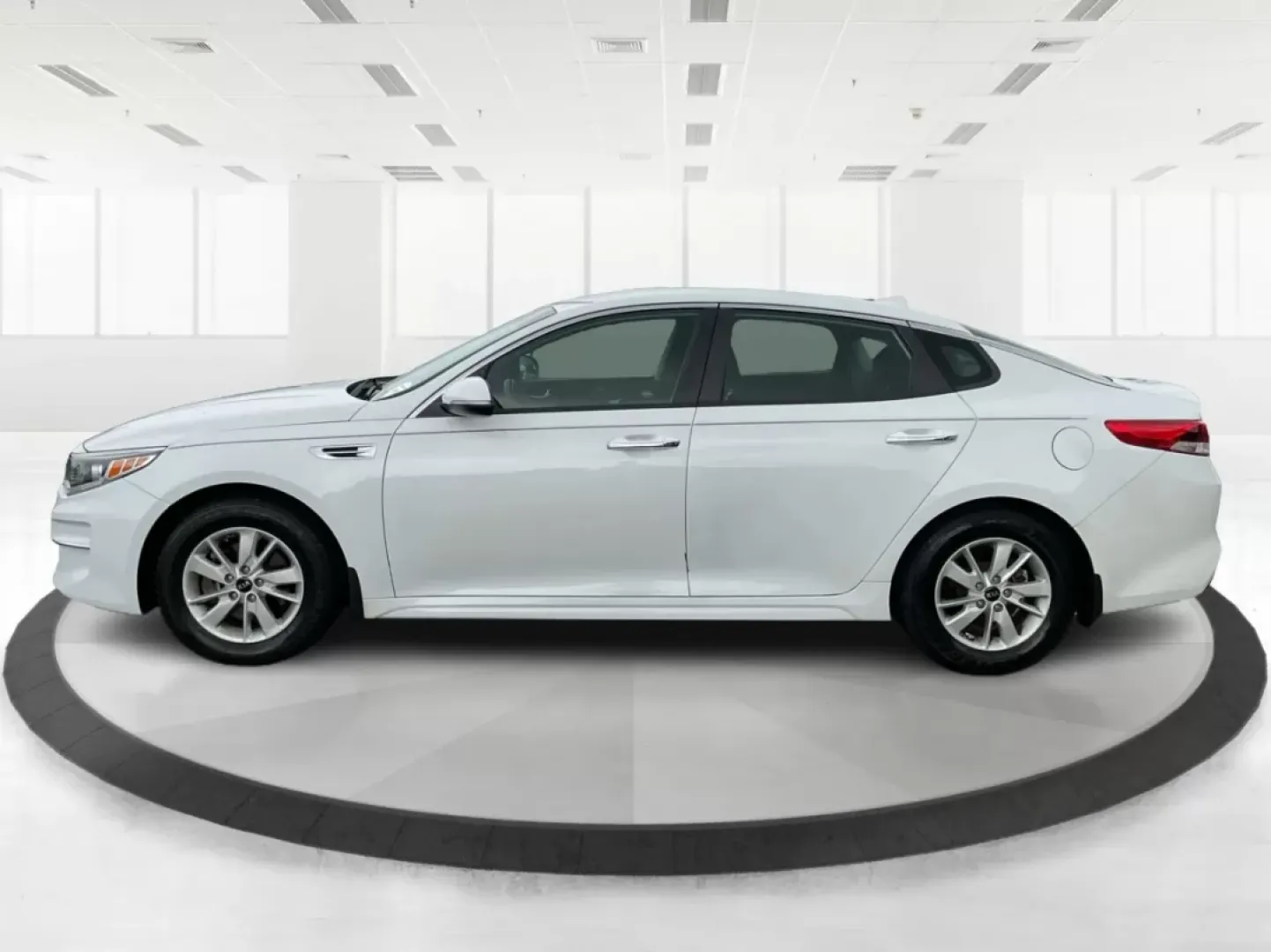 2018 Kia Optima LX (5XXGT4L35JG) with an Theta II 2.4L I-4 gasoline direct injection engine, located at 1951 S Dayton Lakeview Rd., New Carlisle, OH, 45344, (937) 908-9800, 39.890999, -84.050255 - Discover the perfect blend of style, safety, and affordability with this stunning 2018 Kia Optima LX, available now at Advantage Car and Credit in Fairborn, OH. This sedan is not just a car; it's your companion for all of life's adventures. Whether you're commuting to work, shuttling the kids to sch - Photo#5