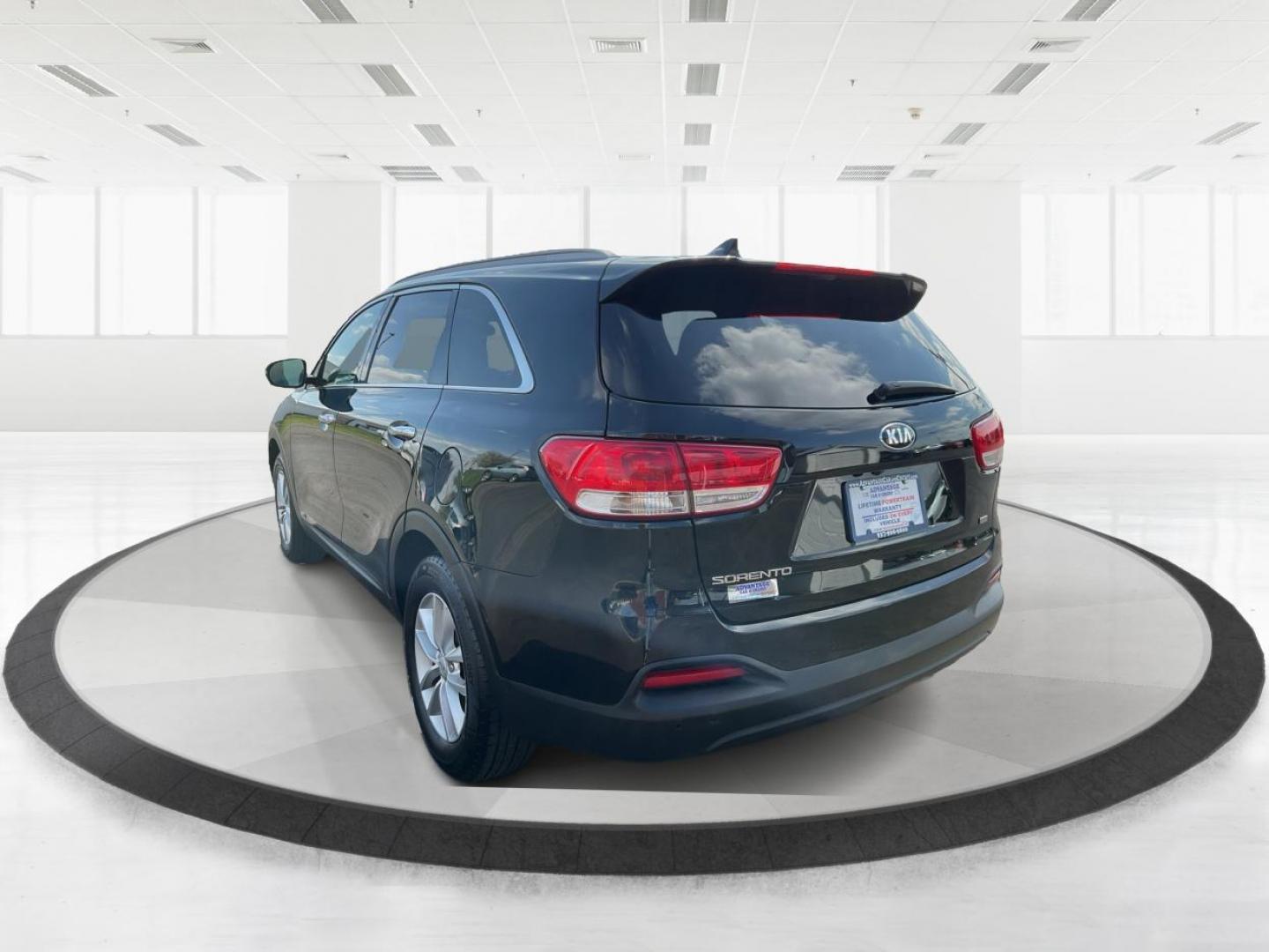 2018 Kia Sorento 2.4L LX (5XYPGDA35JG) with an 2.4L I-4 gasoline direct injection engine, located at 8750 N County Rd 25A, Piqua, OH, 45356, (937) 908-9800, 40.164391, -84.232513 - 2018 Kia Sorento 2.4L LX - Photo#4