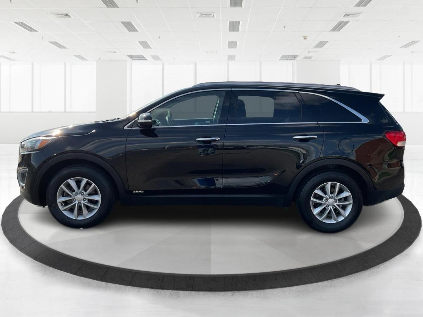2018 Kia Sorento 2.4L LX (5XYPGDA35JG) with an 2.4L I-4 gasoline direct injection engine, located at 8750 N County Rd 25A, Piqua, OH, 45356, (937) 908-9800, 40.164391, -84.232513 - 2018 Kia Sorento 2.4L LX - Photo#5