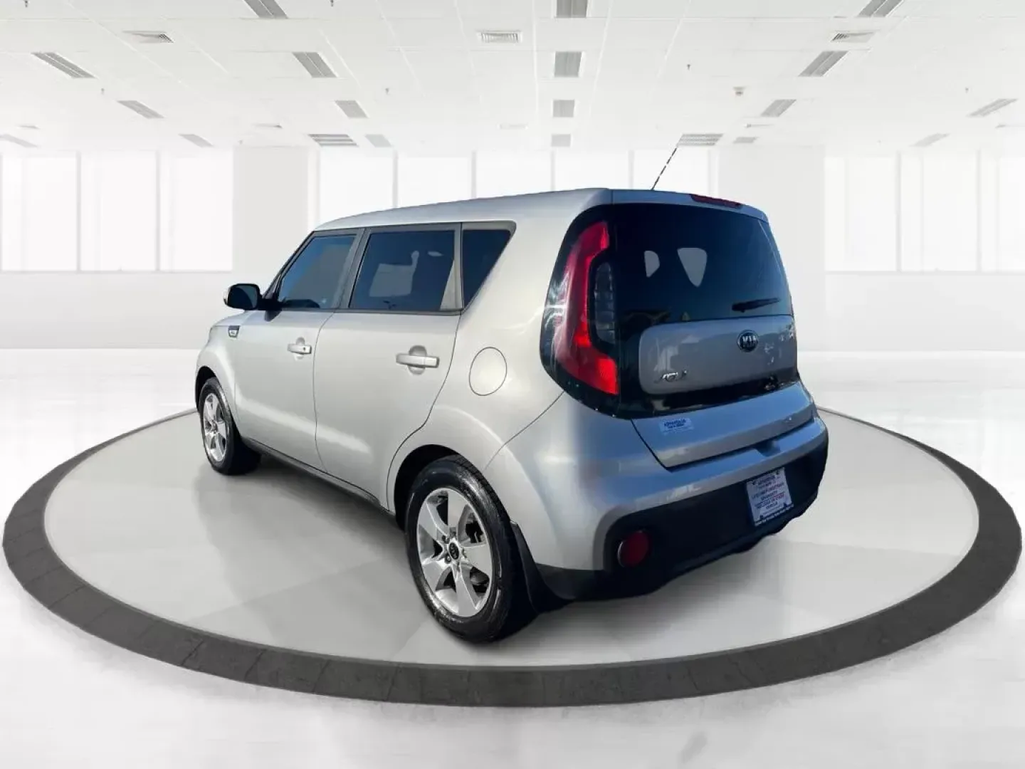 2018 Kia Soul Base 6A (KNDJN2A29J7) with an 1.6L L4 DOHC 16V engine, 6-Speed Automatic transmission, located at 1230 East Main St, Xenia, OH, 45385, (937) 908-9800, 39.688026, -83.910172 - 2018 Kia Soul Base 6A - Photo#4