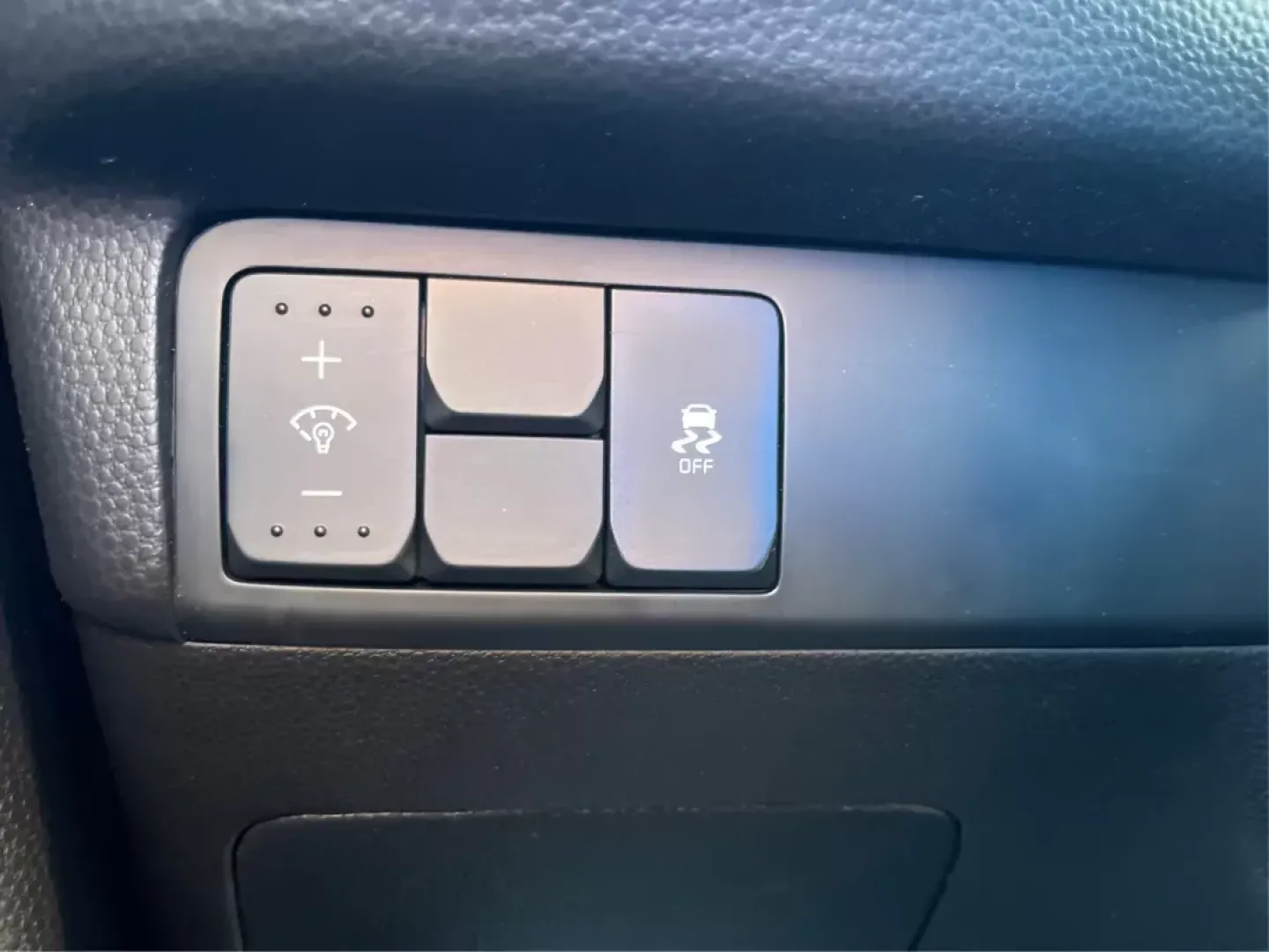 2018 Kia Soul Base 6A (KNDJN2A29J7) with an 1.6L L4 DOHC 16V engine, 6-Speed Automatic transmission, located at 1230 East Main St, Xenia, OH, 45385, (937) 908-9800, 39.688026, -83.910172 - 2018 Kia Soul Base 6A - Photo#16