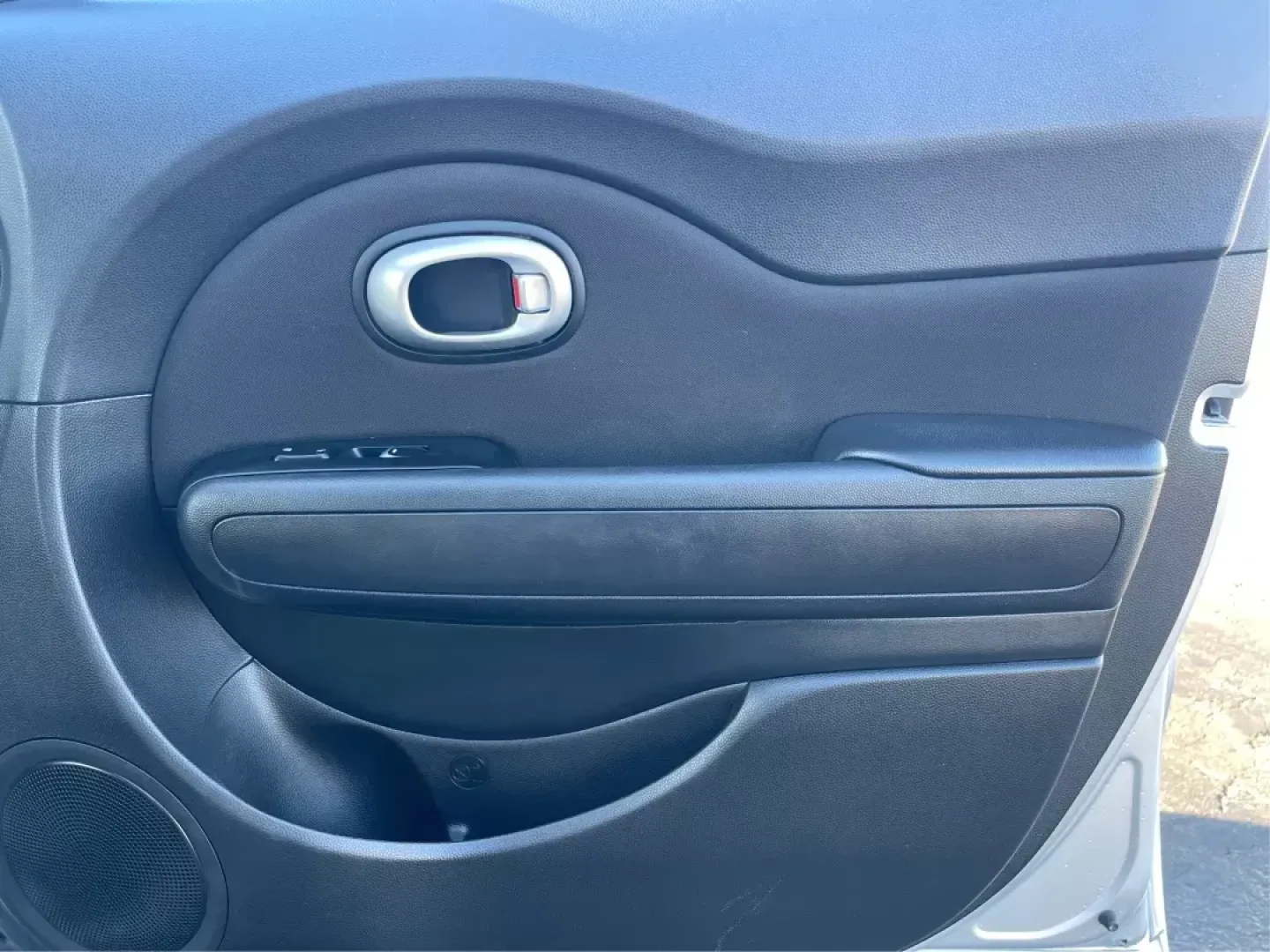 2018 Kia Soul Base 6A (KNDJN2A29J7) with an 1.6L L4 DOHC 16V engine, 6-Speed Automatic transmission, located at 1230 East Main St, Xenia, OH, 45385, (937) 908-9800, 39.688026, -83.910172 - 2018 Kia Soul Base 6A - Photo#19