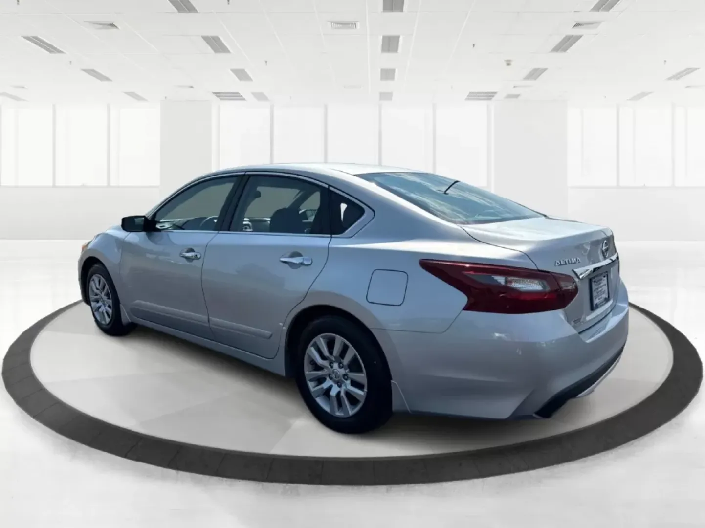 2018 Nissan Altima 2.5 S (1N4AL3AP5JC) with an 2.5L I-4 DOHC engine, located at 1230 East Main St, Xenia, OH, 45385, (937) 908-9800, 39.688026, -83.910172 - Are you searching for a reliable sedan that combines comfort, affordability, and style? Look no further than this 2018 Nissan Altima 2.5 S, available now at Advantage Car and Credit in Fairborn, OH. Perfect for commuting to work or making family outings more enjoyable, this sleek vehicle is designed - Photo#4