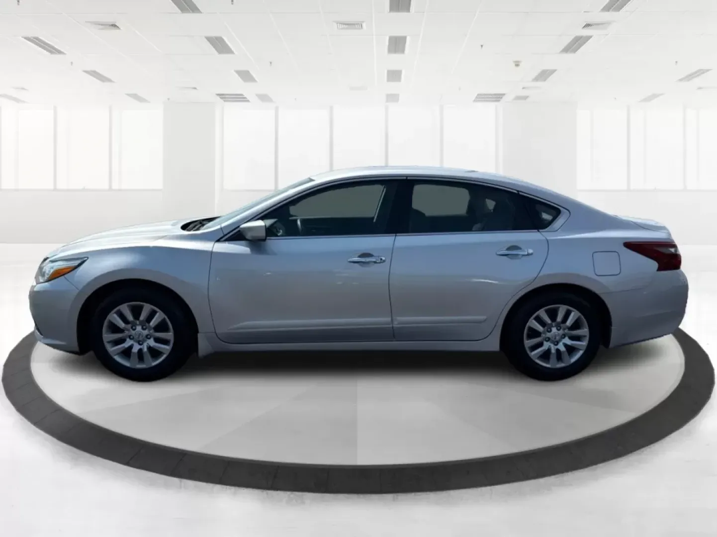 2018 Nissan Altima 2.5 S (1N4AL3AP5JC) with an 2.5L I-4 DOHC engine, located at 1230 East Main St, Xenia, OH, 45385, (937) 908-9800, 39.688026, -83.910172 - Are you searching for a reliable sedan that combines comfort, affordability, and style? Look no further than this 2018 Nissan Altima 2.5 S, available now at Advantage Car and Credit in Fairborn, OH. Perfect for commuting to work or making family outings more enjoyable, this sleek vehicle is designed - Photo#5
