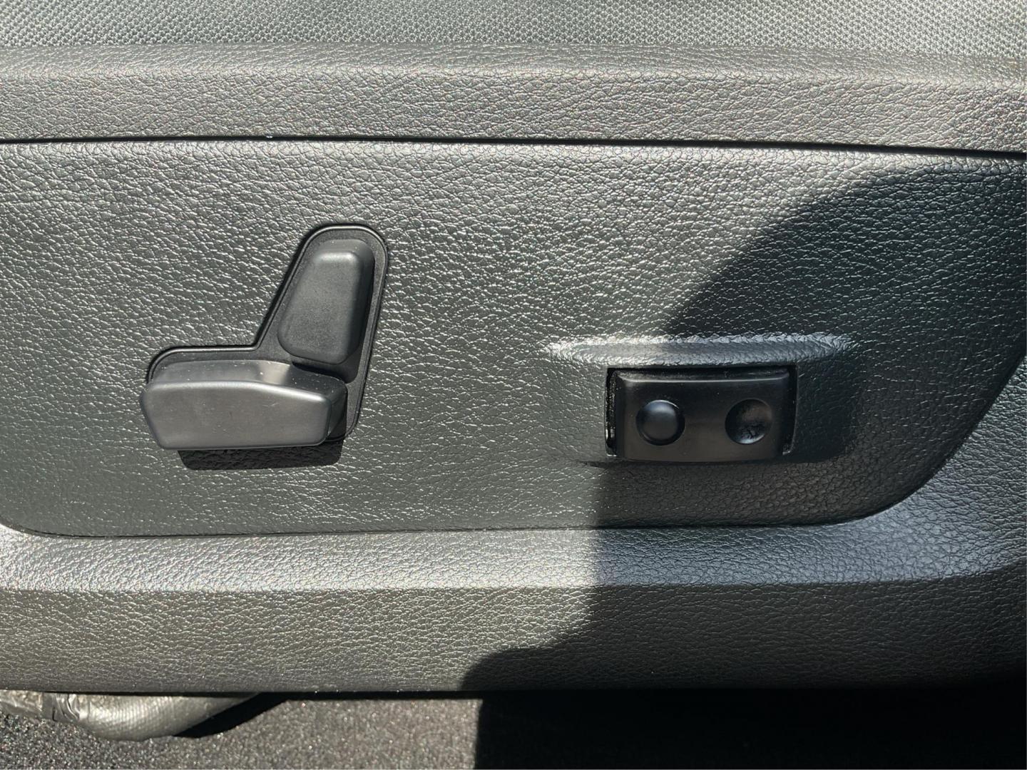 2018 Ram 1500 SLT Crew Cab SWB 4WD (1C6RR7LM9JS) with an 3.0L V6 DIESEL engine, 8-Speed Automatic transmission, located at 8750 N County Rd 25A, Piqua, OH, 45356, (937) 908-9800, 40.164391, -84.232513 - 2018 Ram 1500 SLT Crew Cab SWB 4WD - Photo#17
