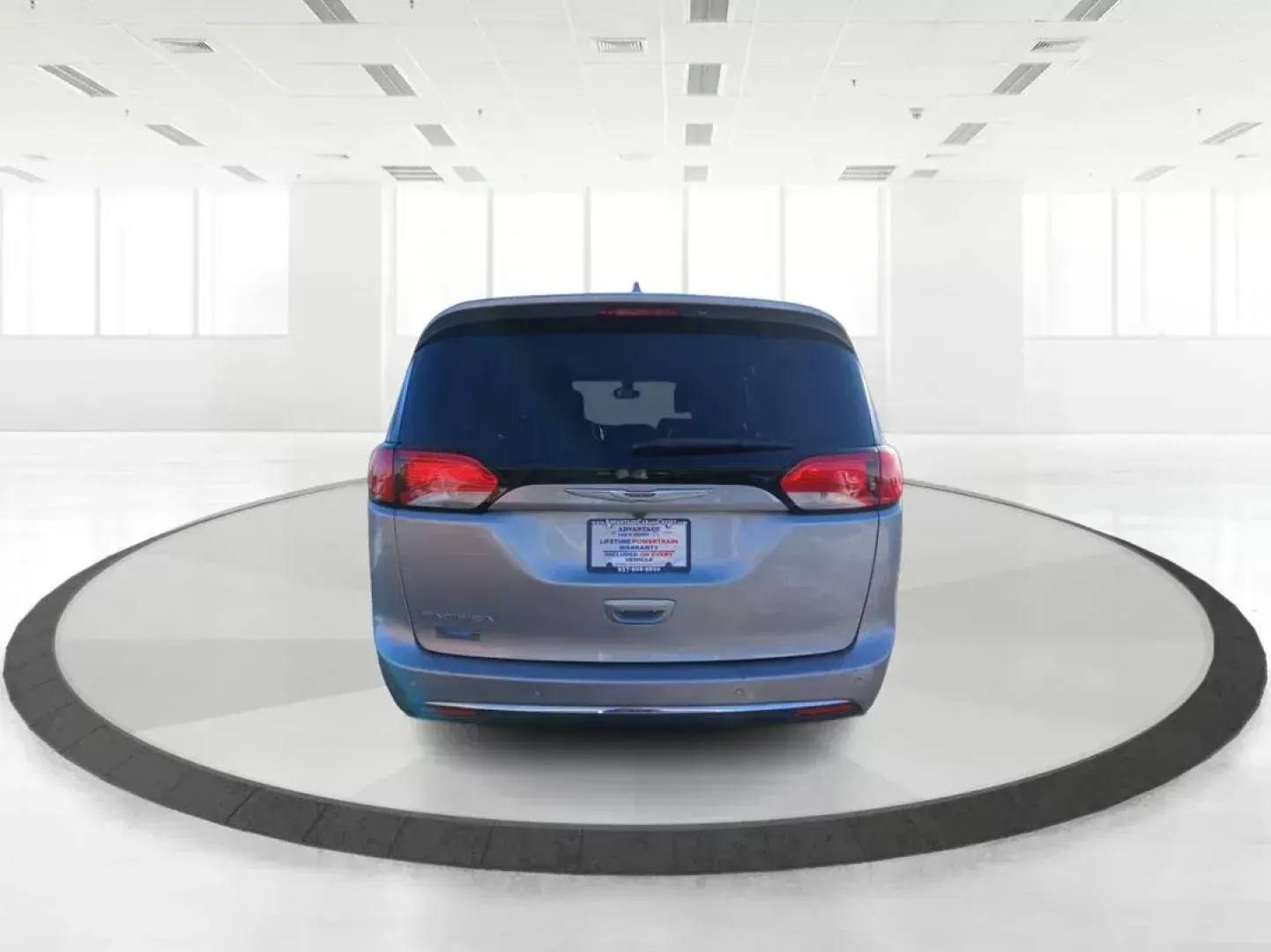 2019 Chrysler Pacifica Touring-L (2C4RC1BG5KR) with an 3.6L V6 DOHC 24V engine, 9-Speed Automatic transmission, located at 1230 East Main St, Xenia, OH, 45385, (937) 908-9800, 39.688026, -83.910172 - 2019 Chrysler Pacifica Touring-L - Photo#3