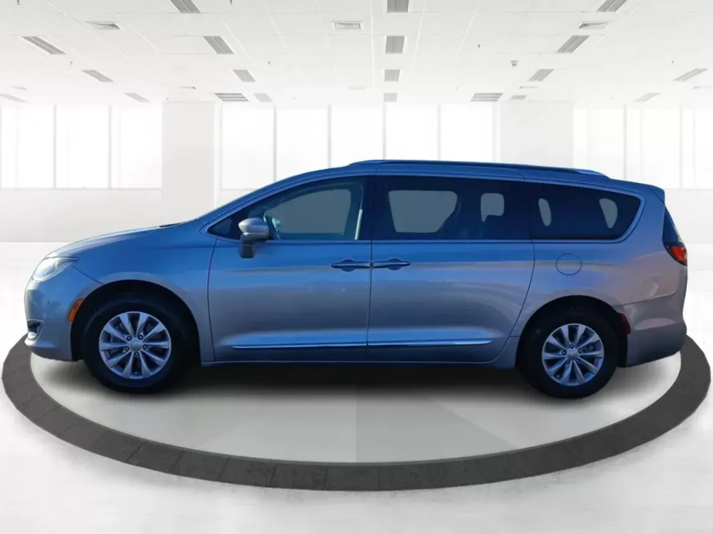 2019 Chrysler Pacifica Touring-L (2C4RC1BG5KR) with an 3.6L V6 DOHC 24V engine, 9-Speed Automatic transmission, located at 1230 East Main St, Xenia, OH, 45385, (937) 908-9800, 39.688026, -83.910172 - 2019 Chrysler Pacifica Touring-L - Photo#5