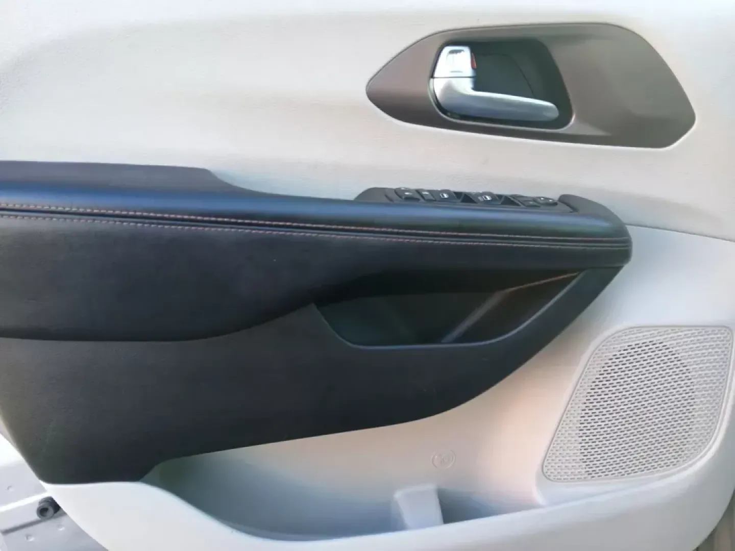 2019 Chrysler Pacifica Touring-L (2C4RC1BG5KR) with an 3.6L V6 DOHC 24V engine, 9-Speed Automatic transmission, located at 1230 East Main St, Xenia, OH, 45385, (937) 908-9800, 39.688026, -83.910172 - 2019 Chrysler Pacifica Touring-L - Photo#18