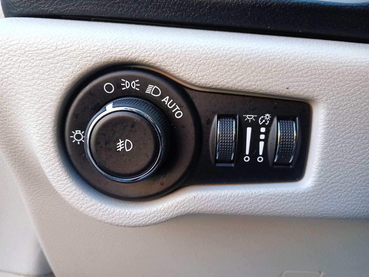 2019 Chrysler Pacifica Touring-L (2C4RC1BG5KR) with an 3.6L V6 DOHC 24V engine, 9-Speed Automatic transmission, located at 1230 East Main St, Xenia, OH, 45385, (937) 908-9800, 39.688026, -83.910172 - 2019 Chrysler Pacifica Touring-L - Photo#16