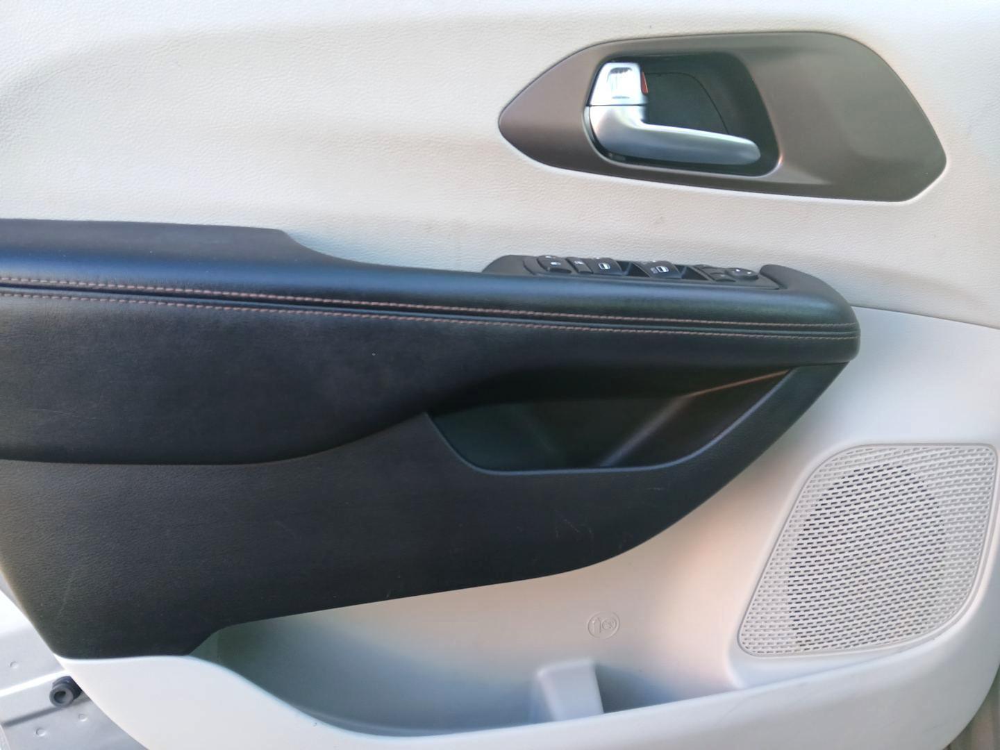 2019 Chrysler Pacifica Touring-L (2C4RC1BG5KR) with an 3.6L V6 DOHC 24V engine, 9-Speed Automatic transmission, located at 1230 East Main St, Xenia, OH, 45385, (937) 908-9800, 39.688026, -83.910172 - 2019 Chrysler Pacifica Touring-L - Photo#18